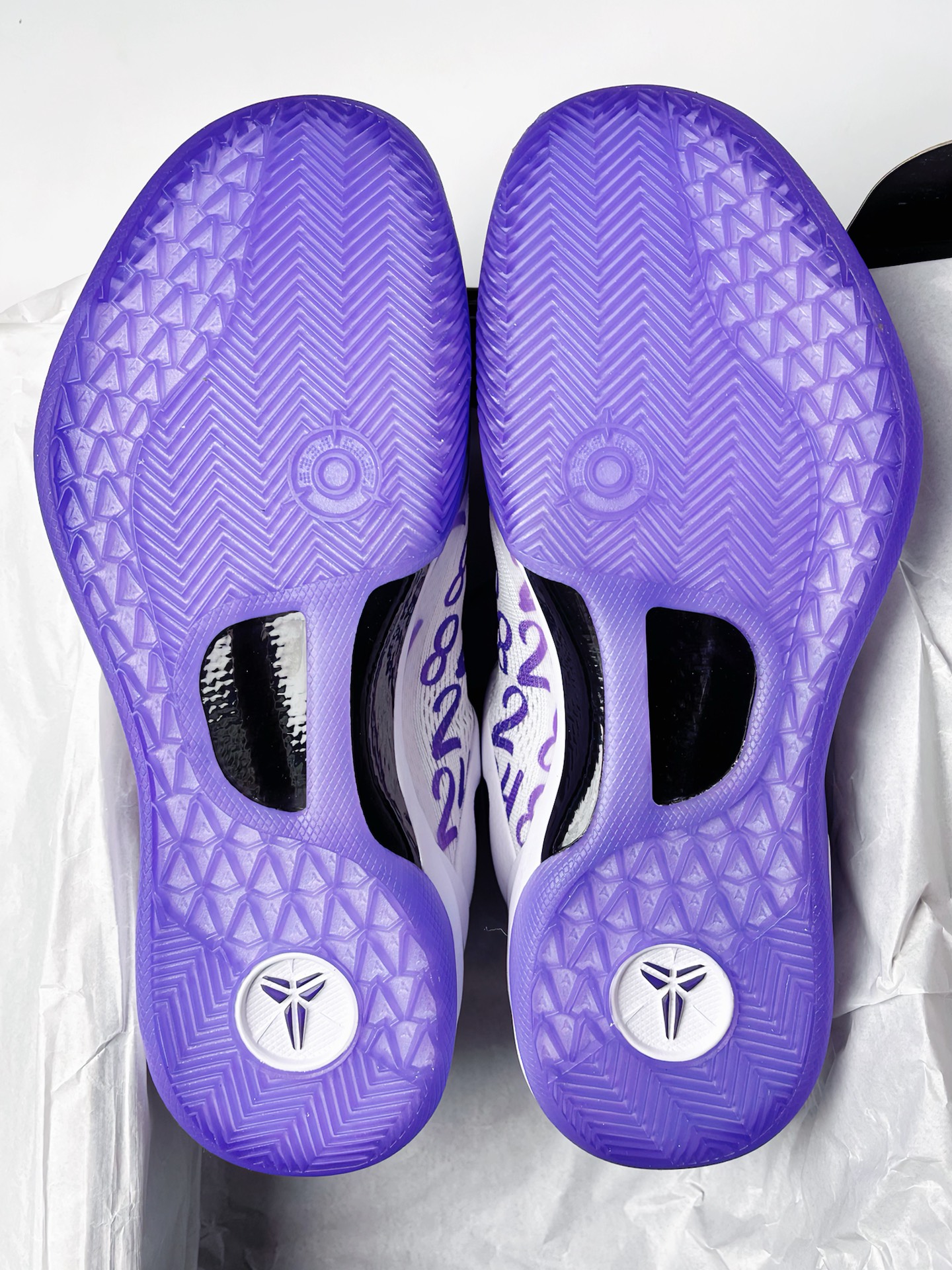 颜值还是相当哇塞的  鞋面以白色为主色调 搭配紫色数字➕签名设计