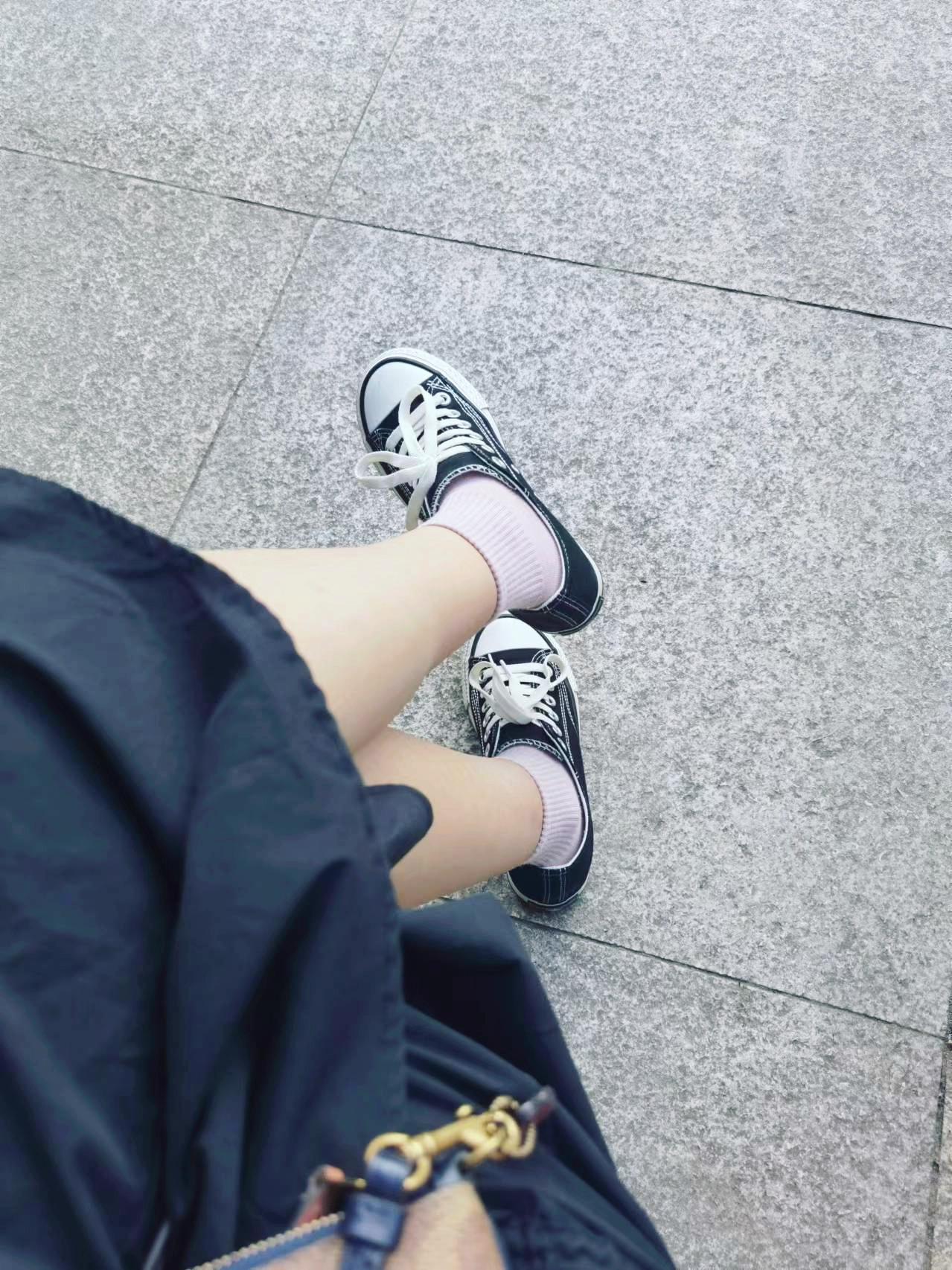 今天是匡威搭裙子