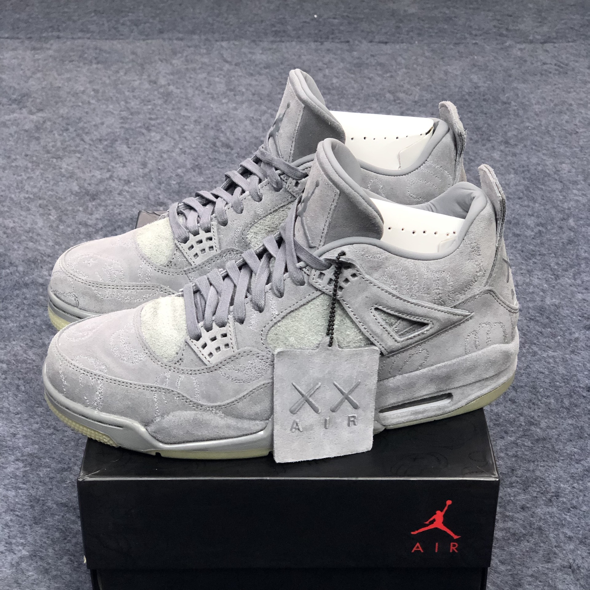 aj4 kaws 灰