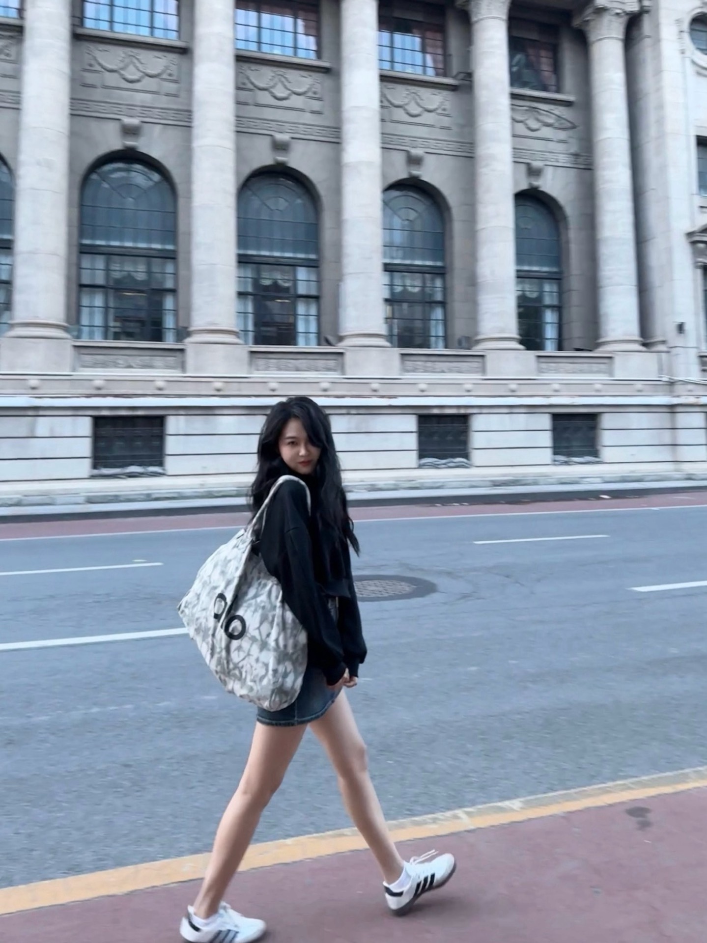 帆布包就是街拍的时尚单品