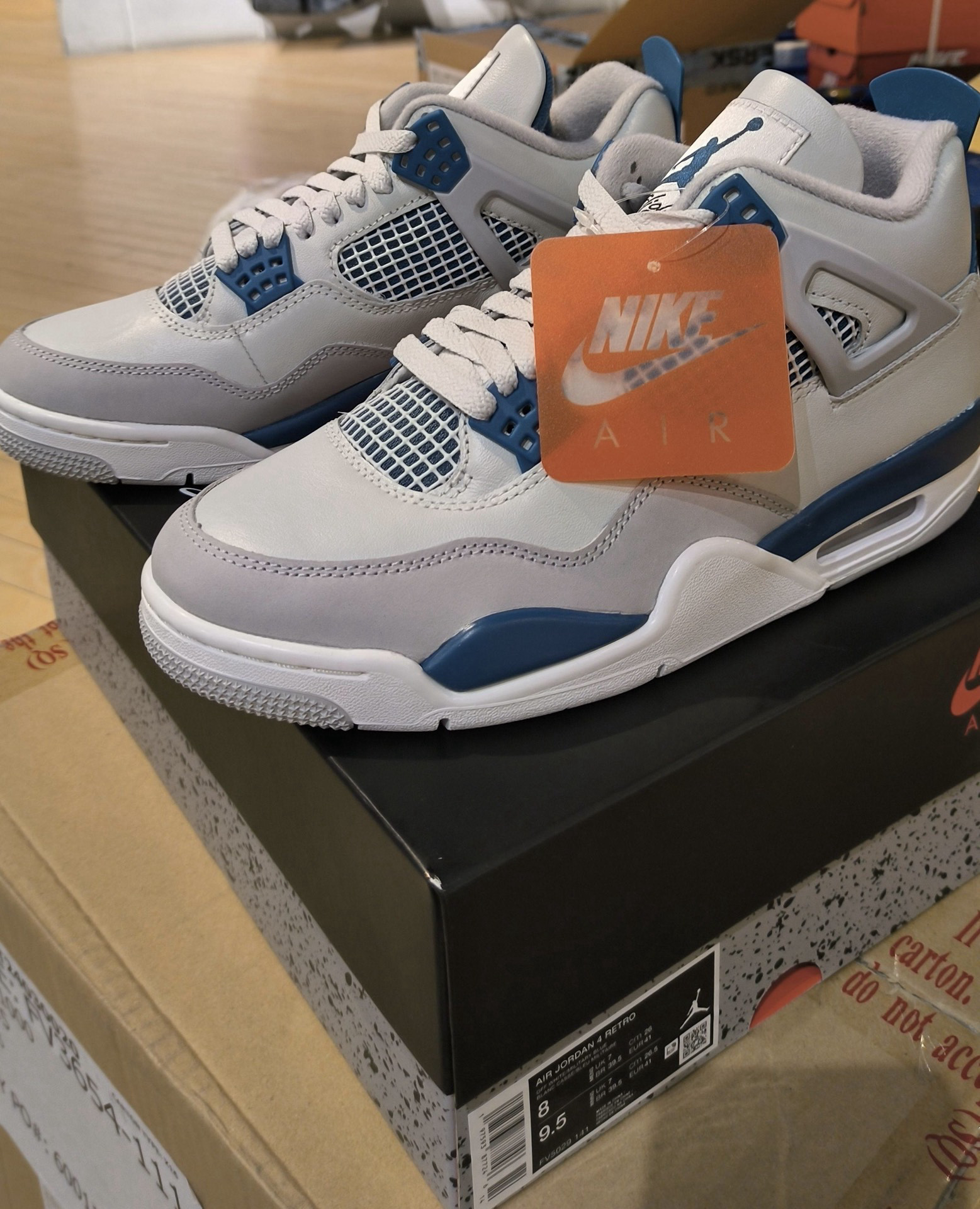 设计风格:aj4白蓝球鞋以白色为主色调,搭配蓝色细节,呈现出清新脱俗的