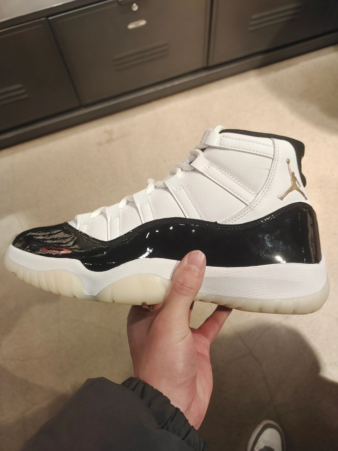 aj11底子多高图片