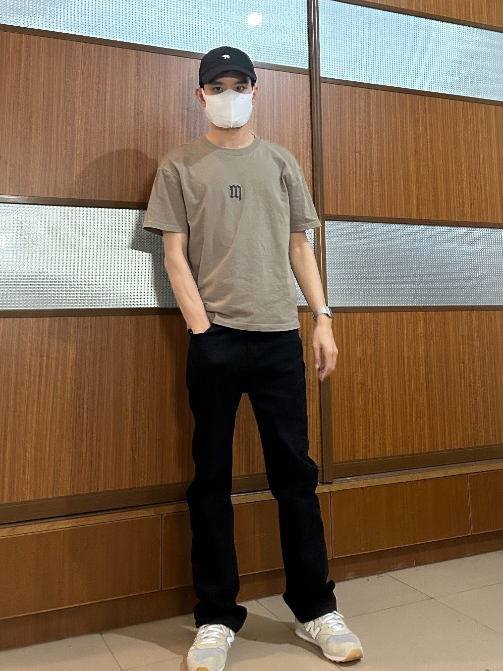 浅棕色的短袖👕,面料厚重,不易起皱,中间有小logo,好搭配:⬇️