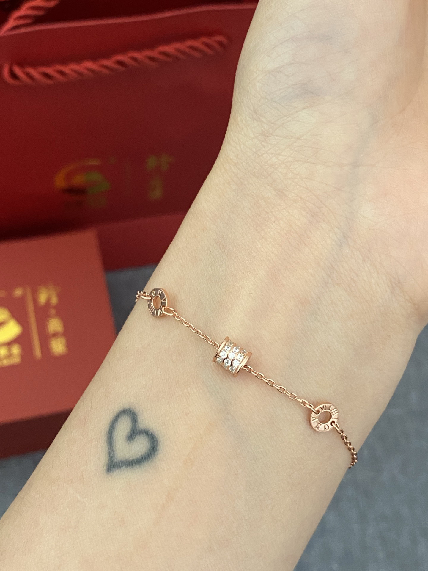 今天是 #珍·尚银 的罗马数字手链 经典款的设计 金色很显白哦