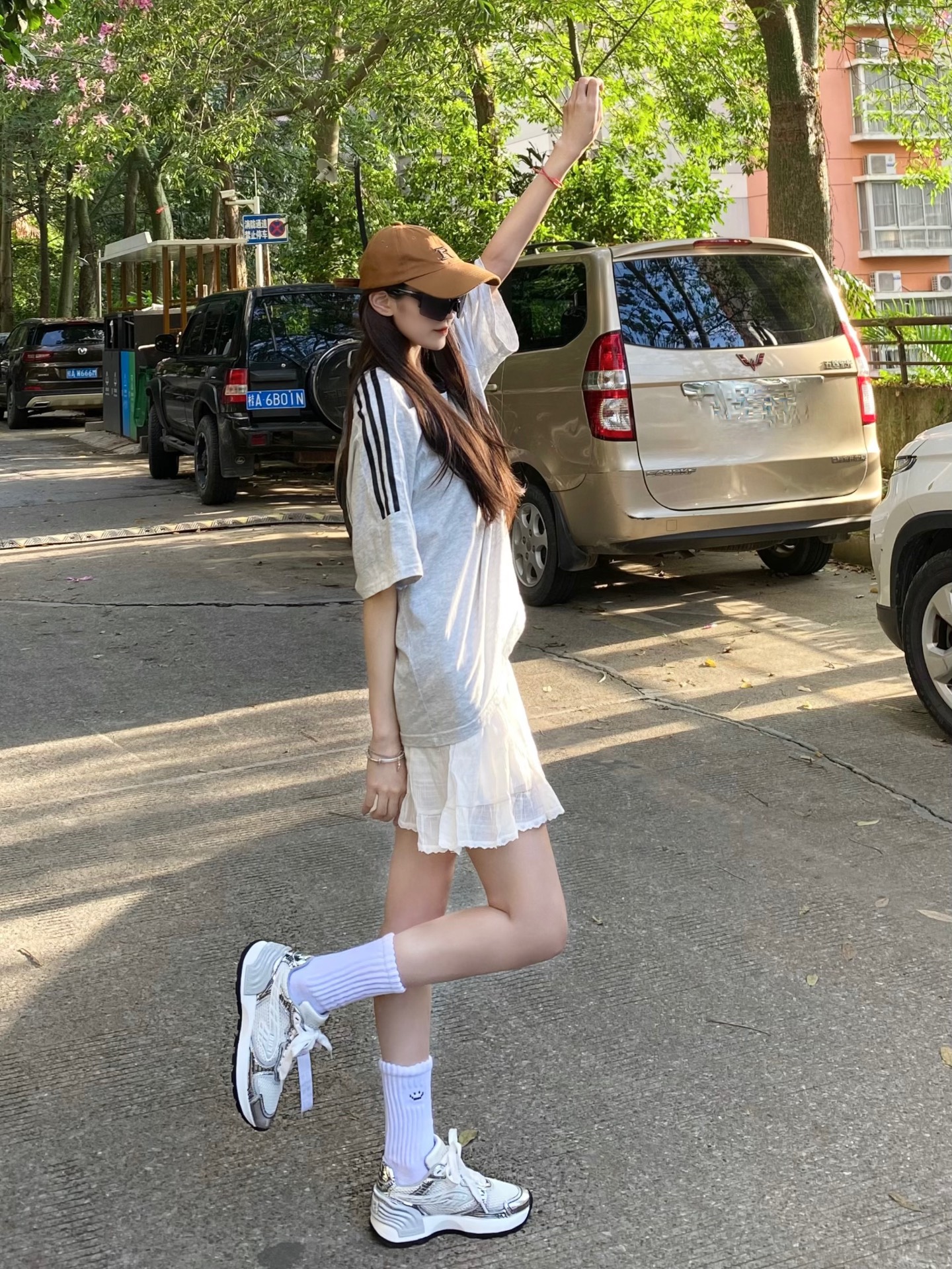 感觉百搭又好看
搭衣服好方便
穿短裙长裤都可以搭配出来
883的鞋子