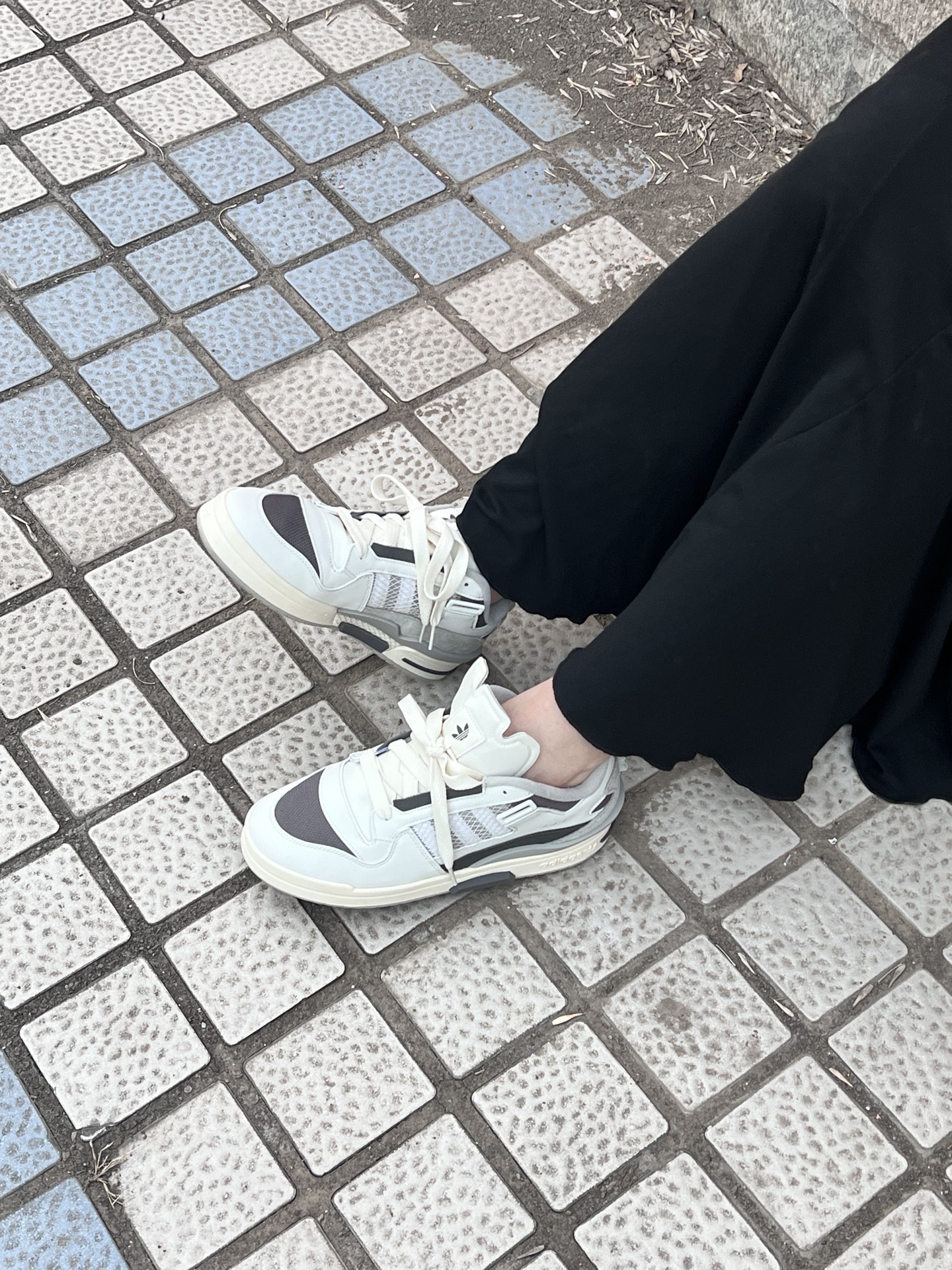低头拍双鞋 #女生的宝藏板鞋 #分享神仙运动板鞋 果然,偏白色的鞋子