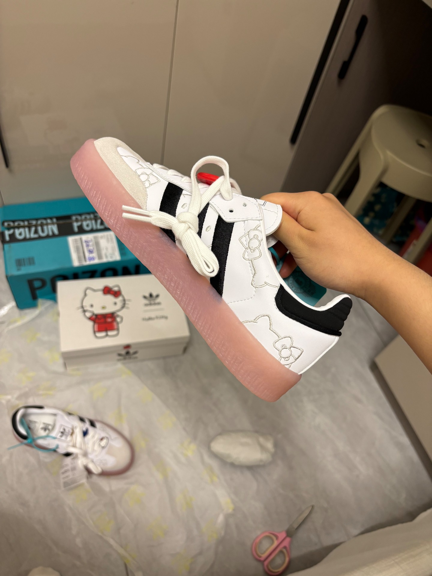 custom review-Adidas Originals Sambae Hello Kitty Women
s