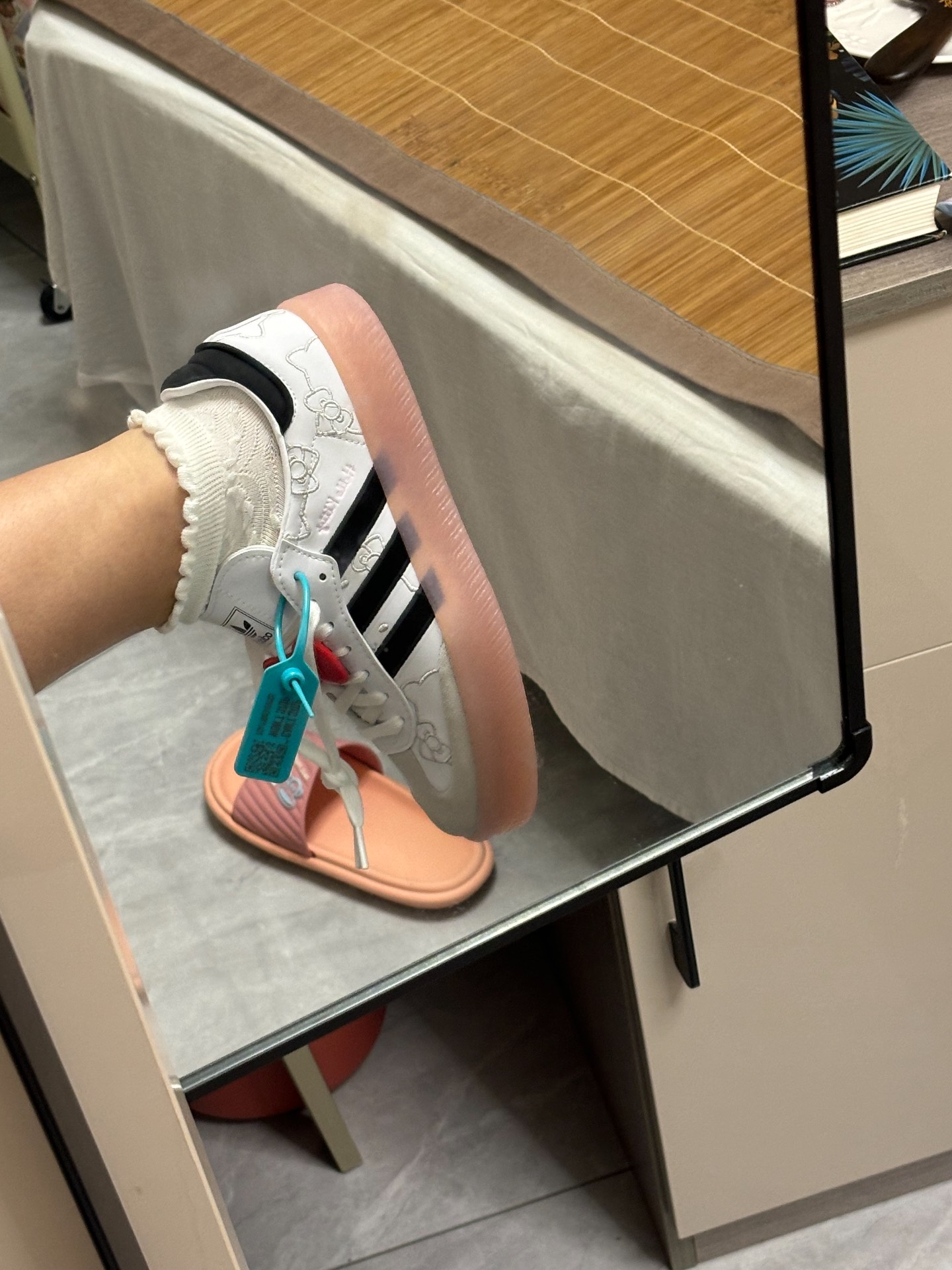 custom review-Adidas Originals Sambae Hello Kitty Women
s