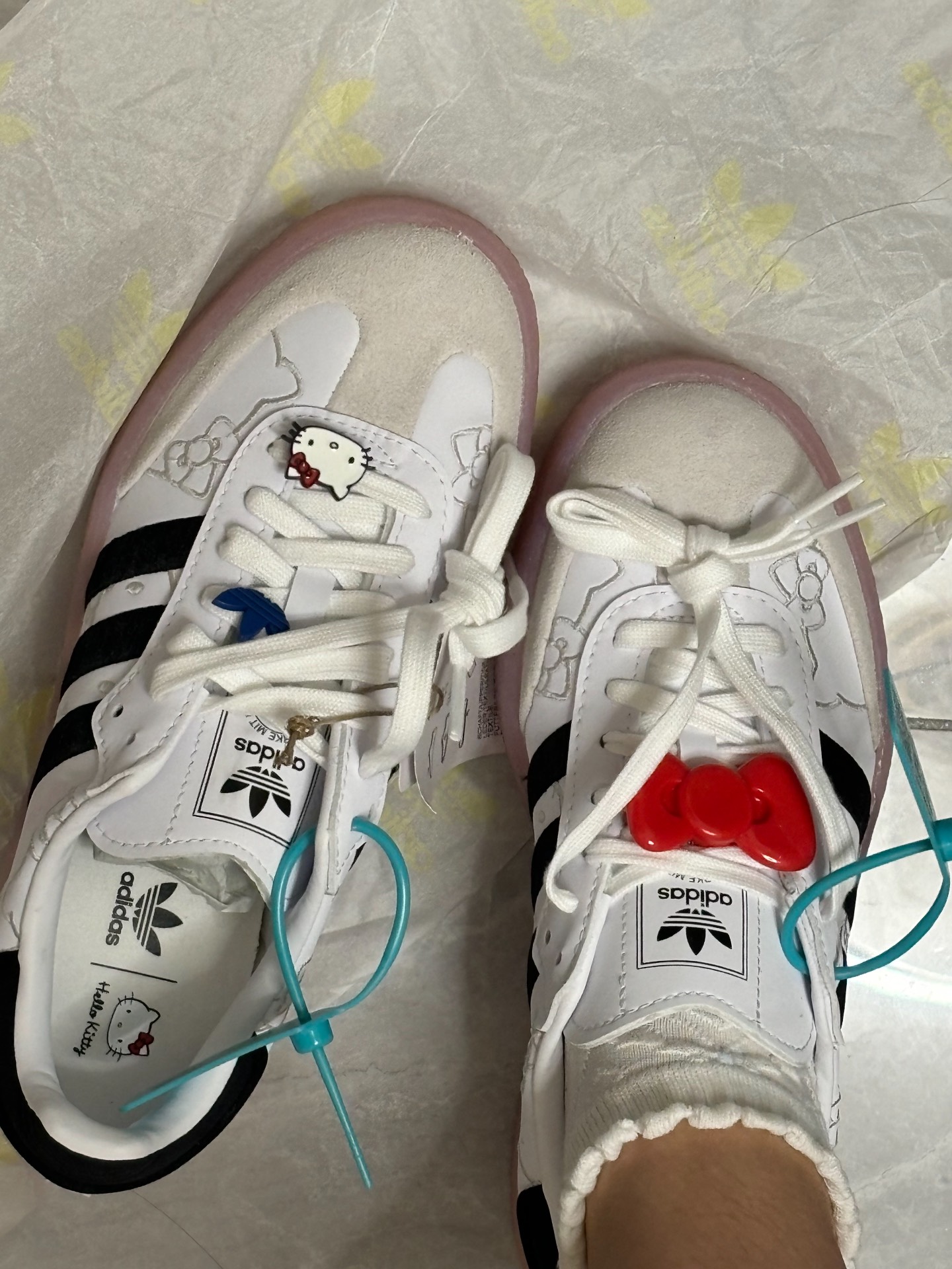 custom review-Adidas Originals Sambae Hello Kitty Women
s