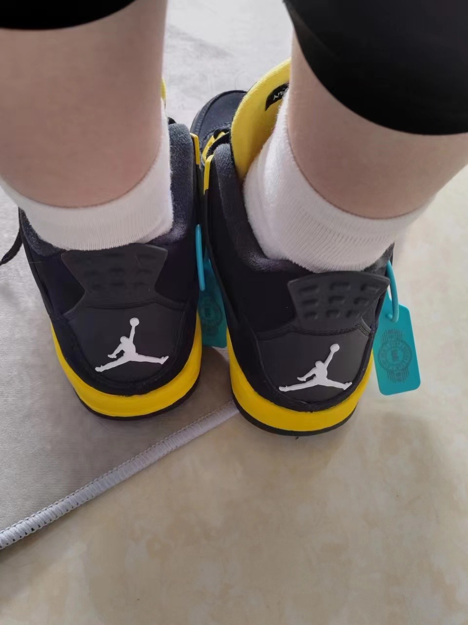 custom review-Jordan 4 Retro Thunder 2023 GS