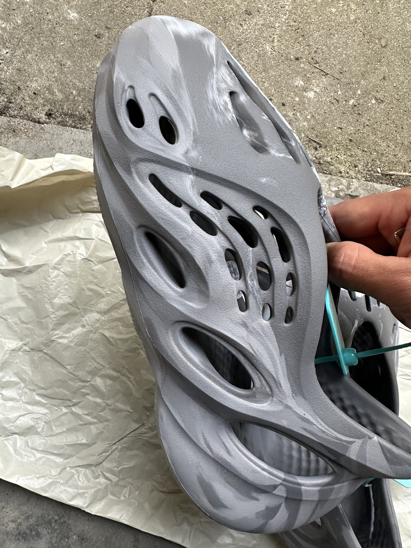 custom review-Adidas Originals Yeezy Foam Runner RNR MX GRANITE Sabo Unisex Бетон Серый