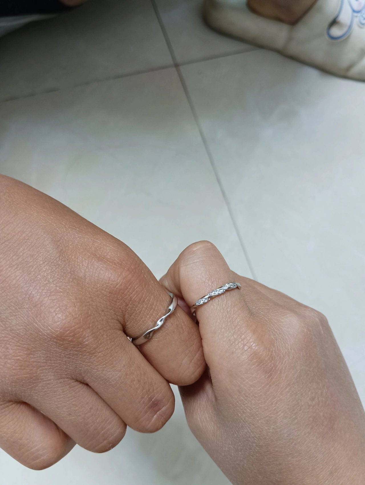 这对戒,闺蜜直接爱不释手