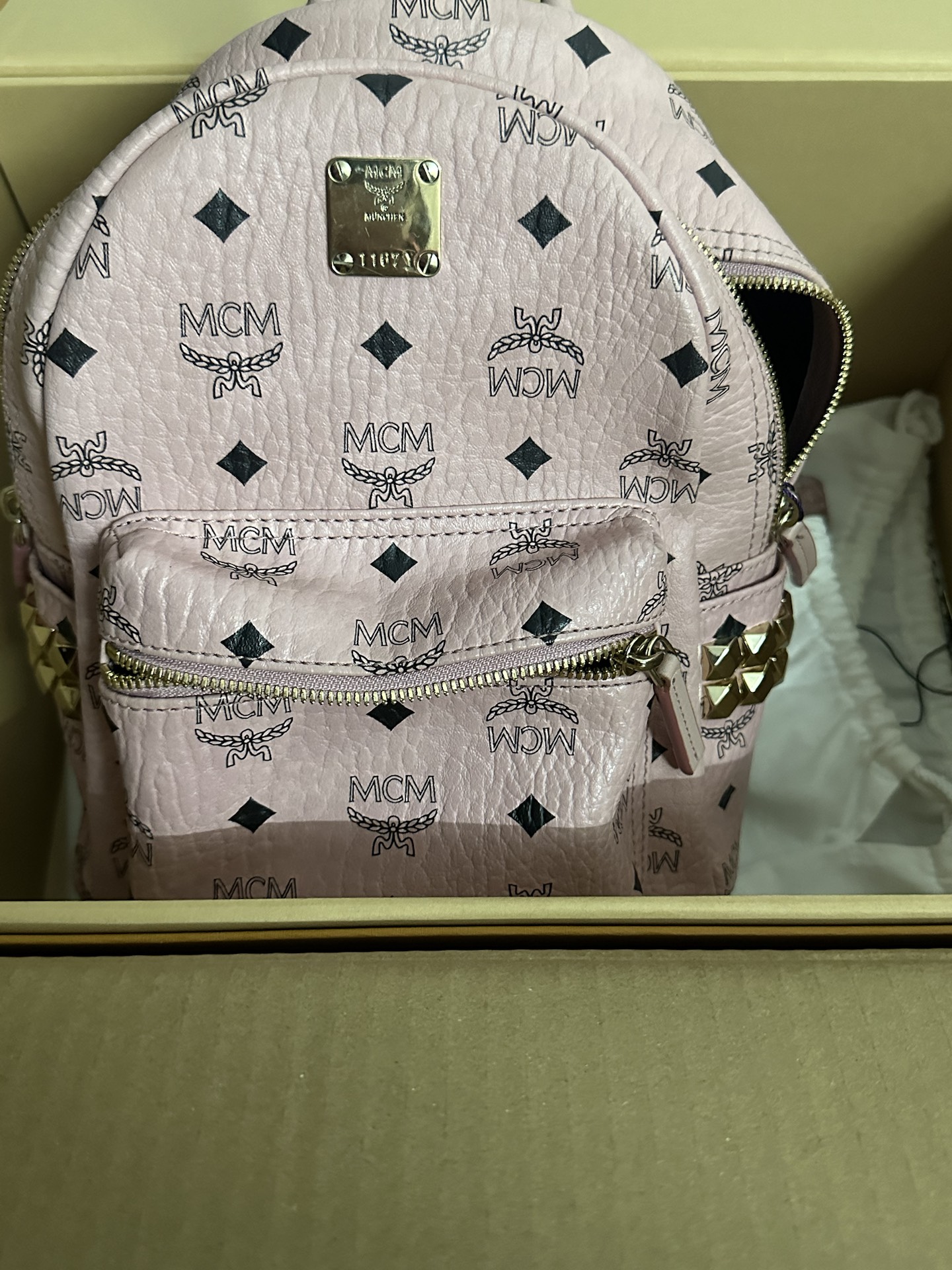 这个世界什么都是假的 只有我男朋友给我买的mcm粉色小号双肩包是真的