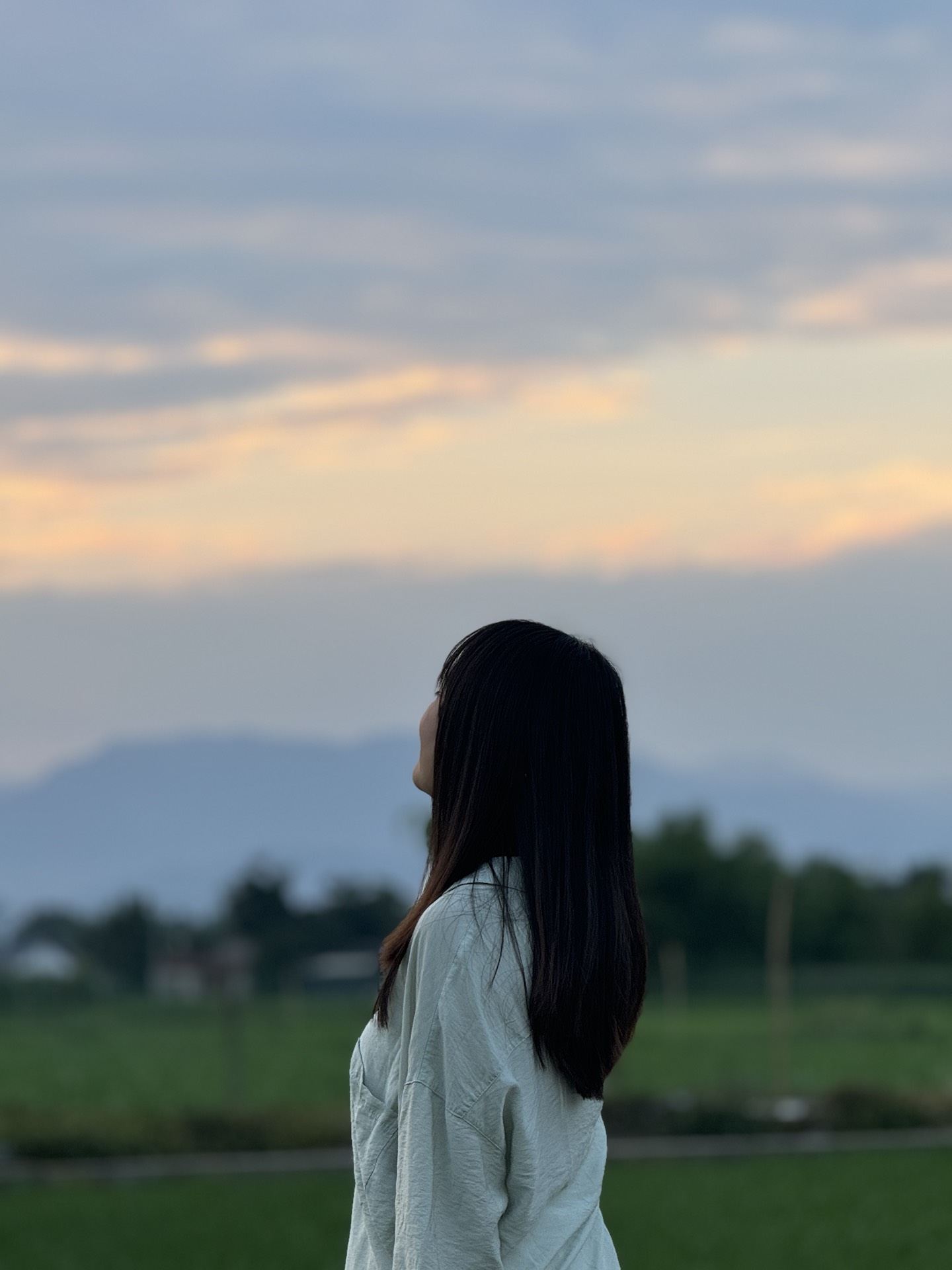 田野背影女生图片唯美图片