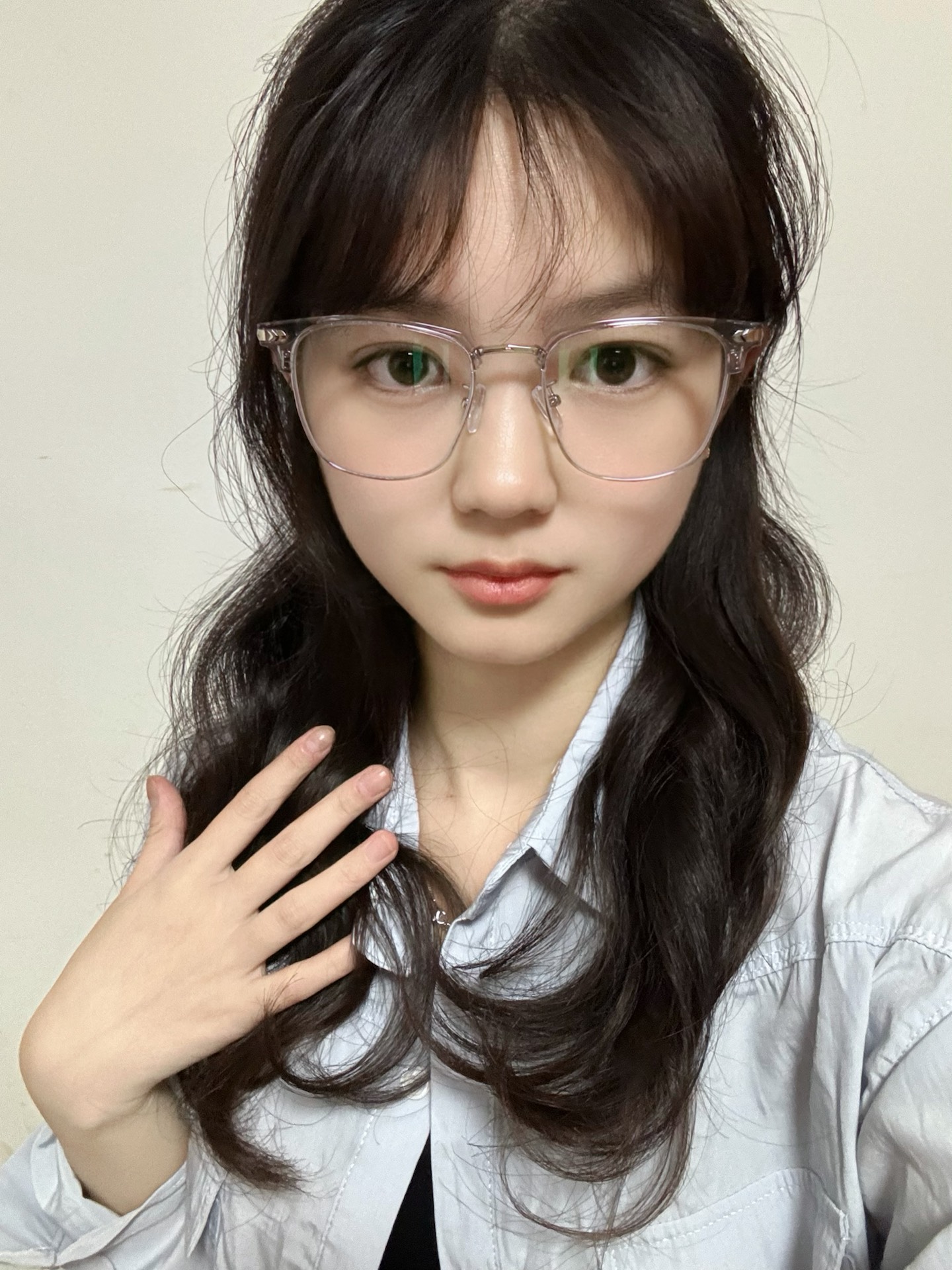 有一种高级感
搭配衣服也很好看
日常出门都可以佩戴@佐川眼镜旗舰店