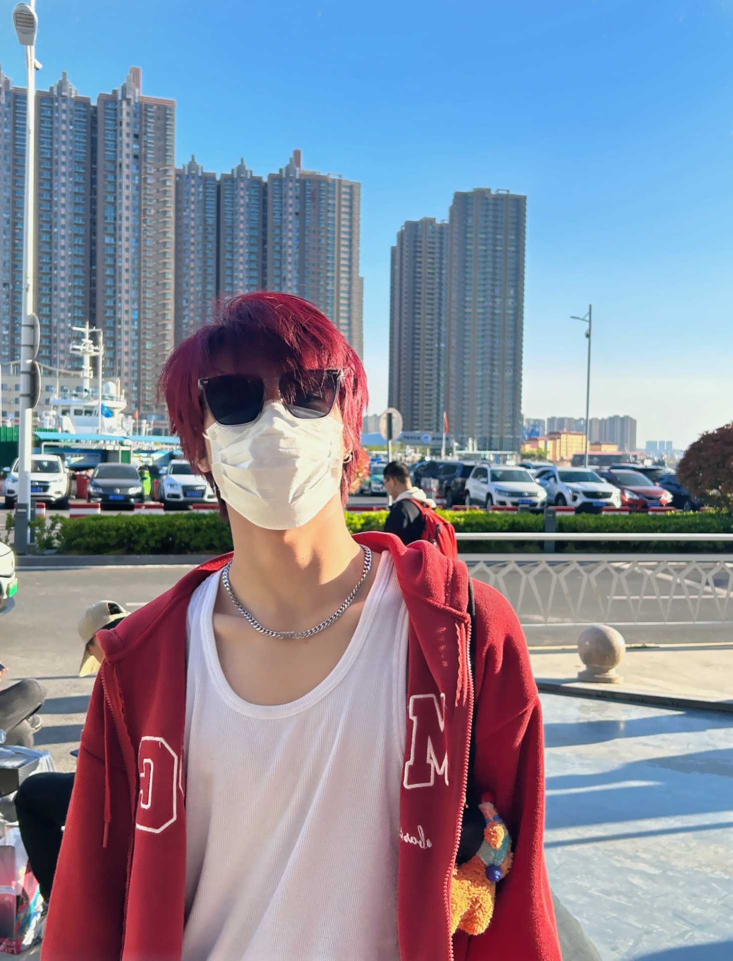 男生穿红色卫衣也很帅!