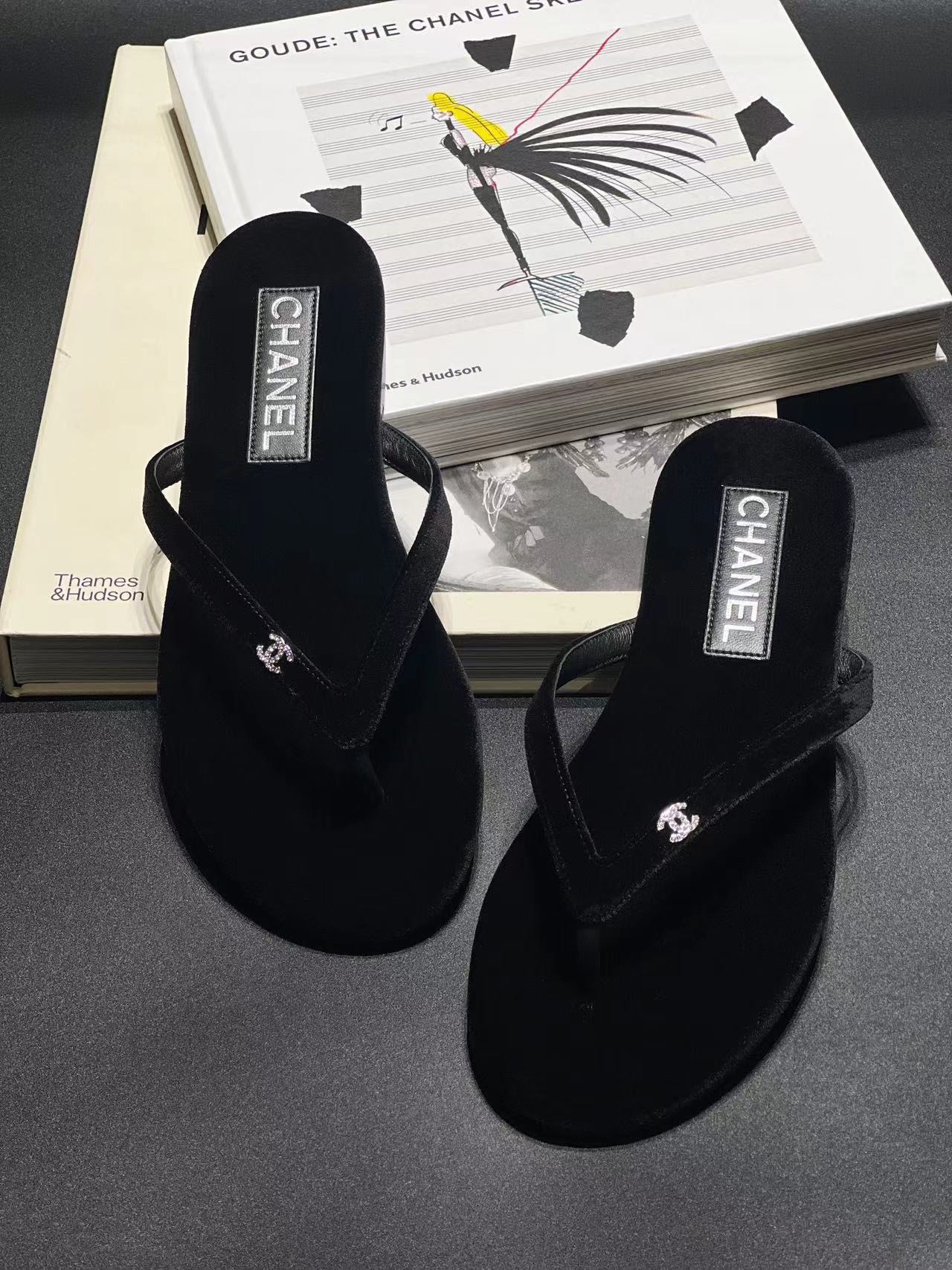 香奈儿人字拖天花板