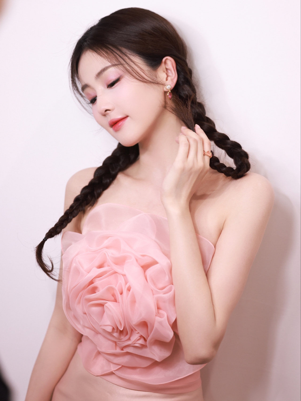 白鹿|粉色花朵抹胸礼服裙造型