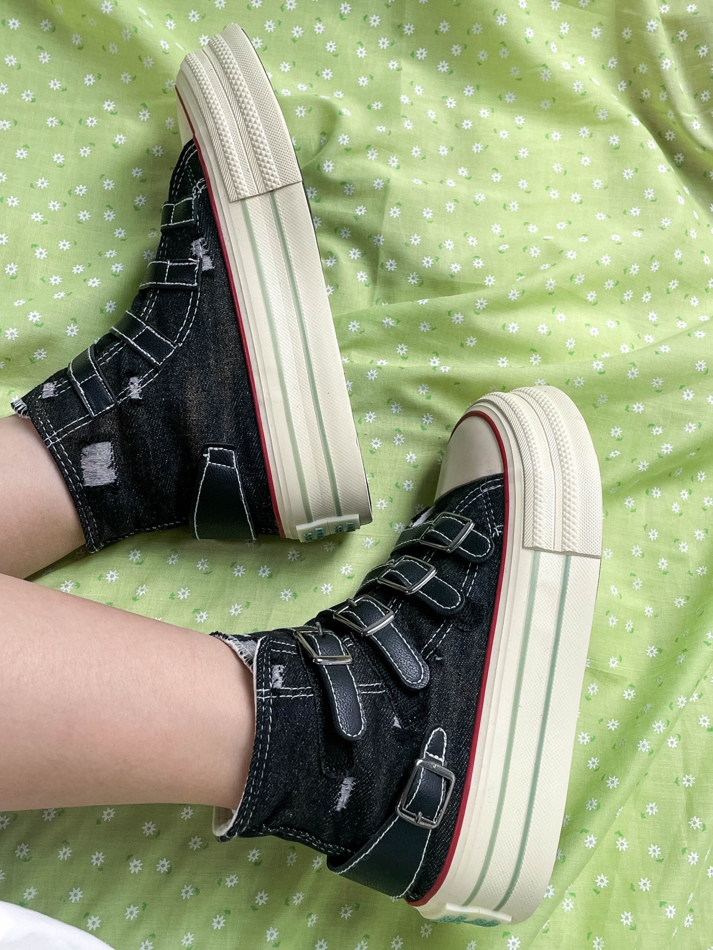 这可是酷女孩少不了的帆布鞋鞋呀