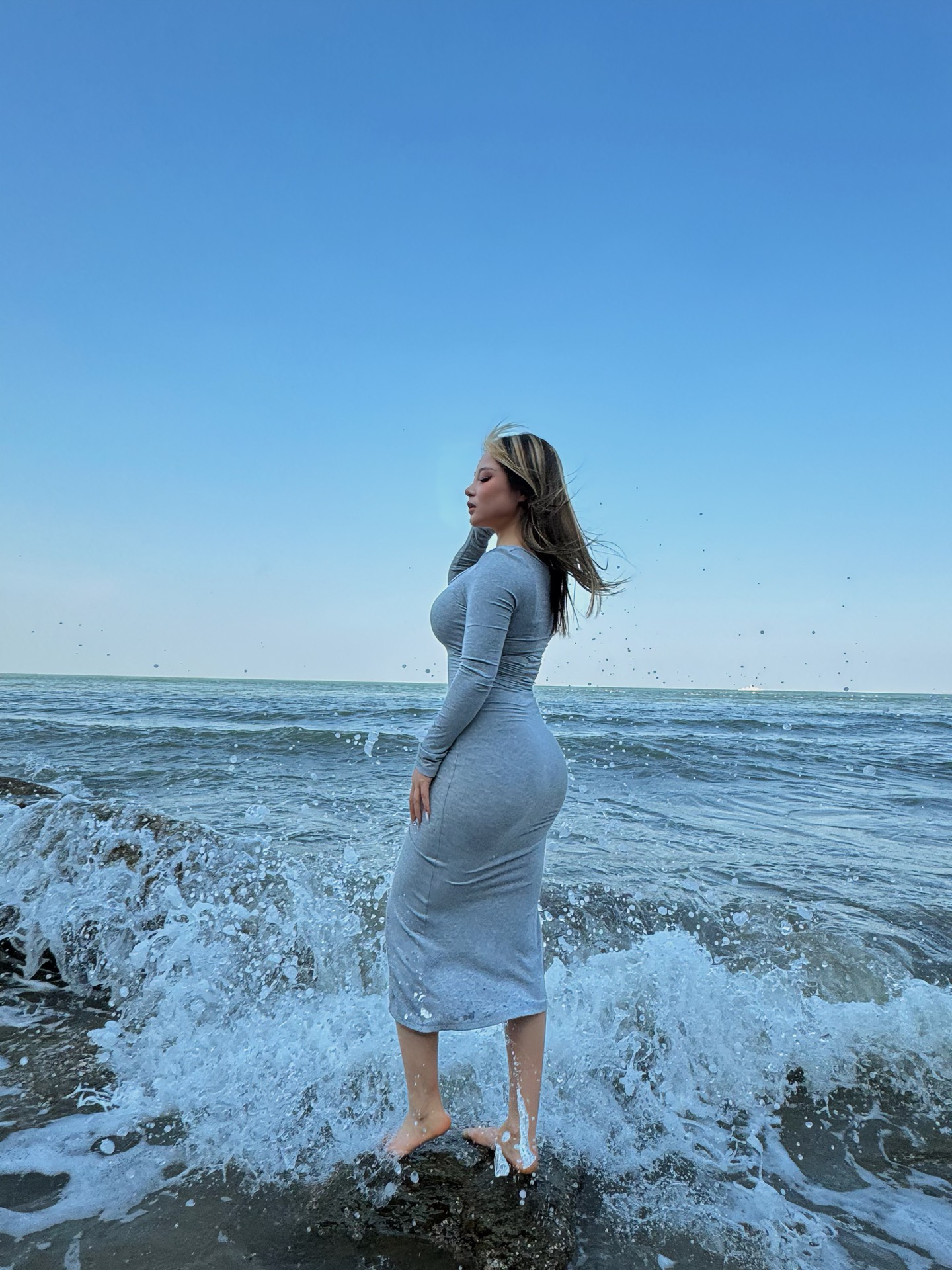 微胖辣妹海边穿搭