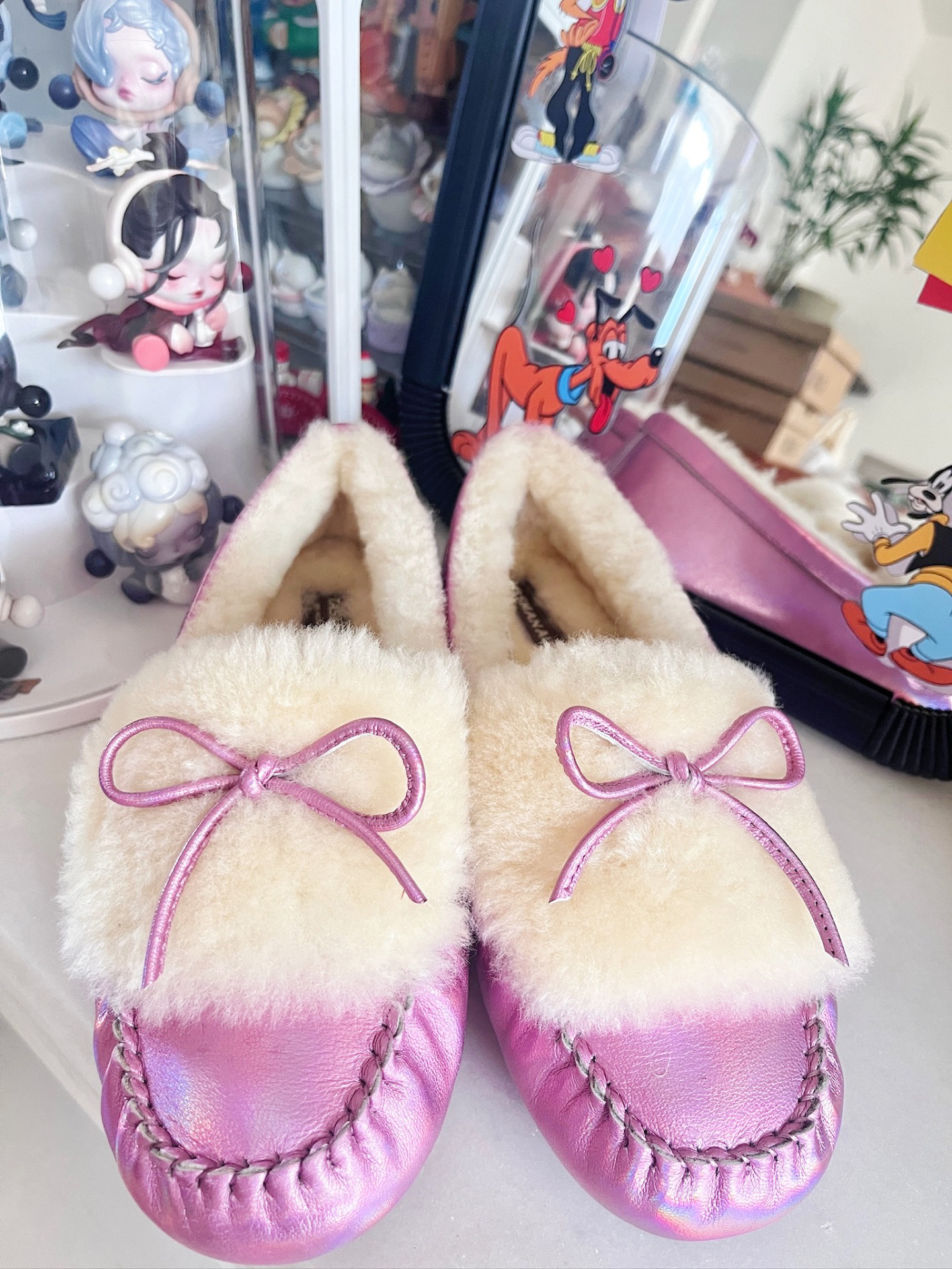 这双好像是芭比的鞋子放大版!
这个粉色粉的非常有特色!