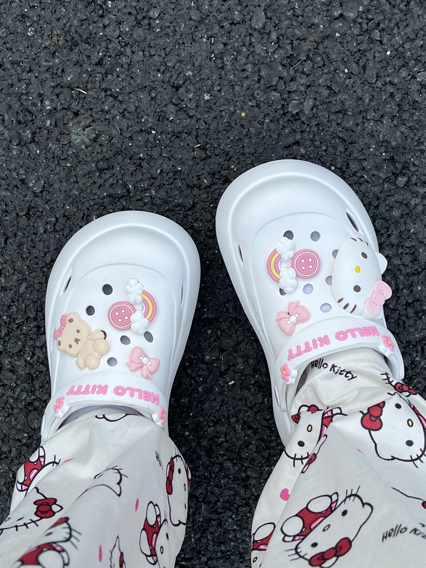 好喜欢我的hellokitty洞洞鞋!