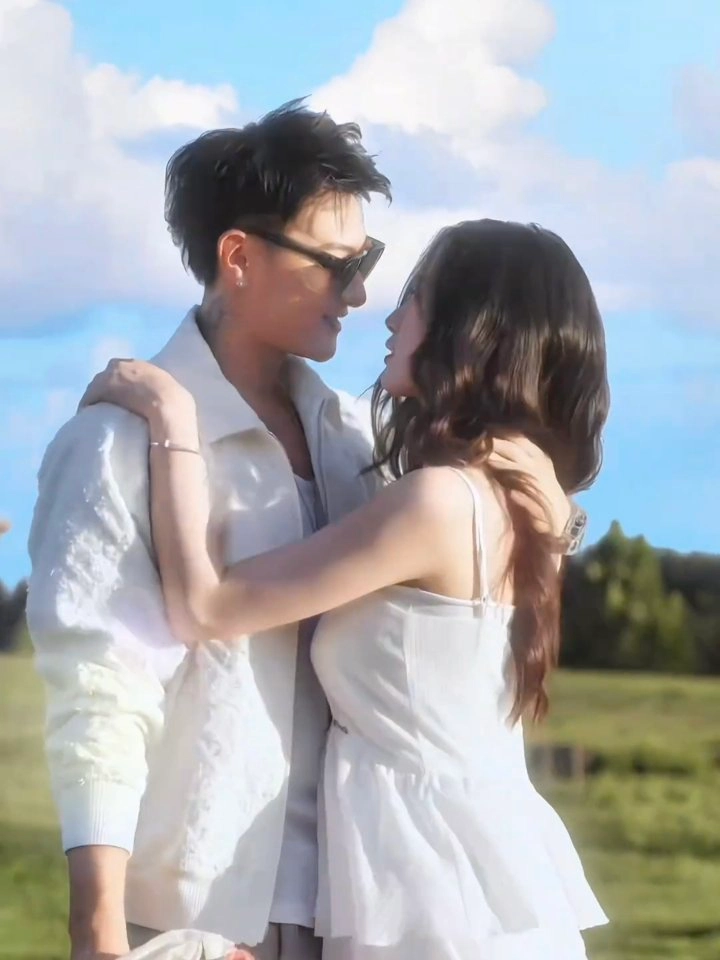 徐艺洋发了和黄子韬的合照 #黄子韬徐艺洋官宣 #黄子韬 #徐艺洋