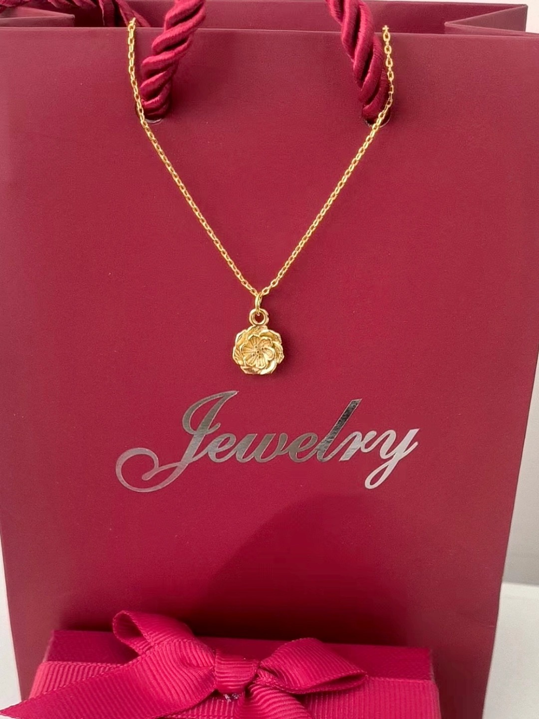 把牡丹花项链戴在脖子上好有氛围耶