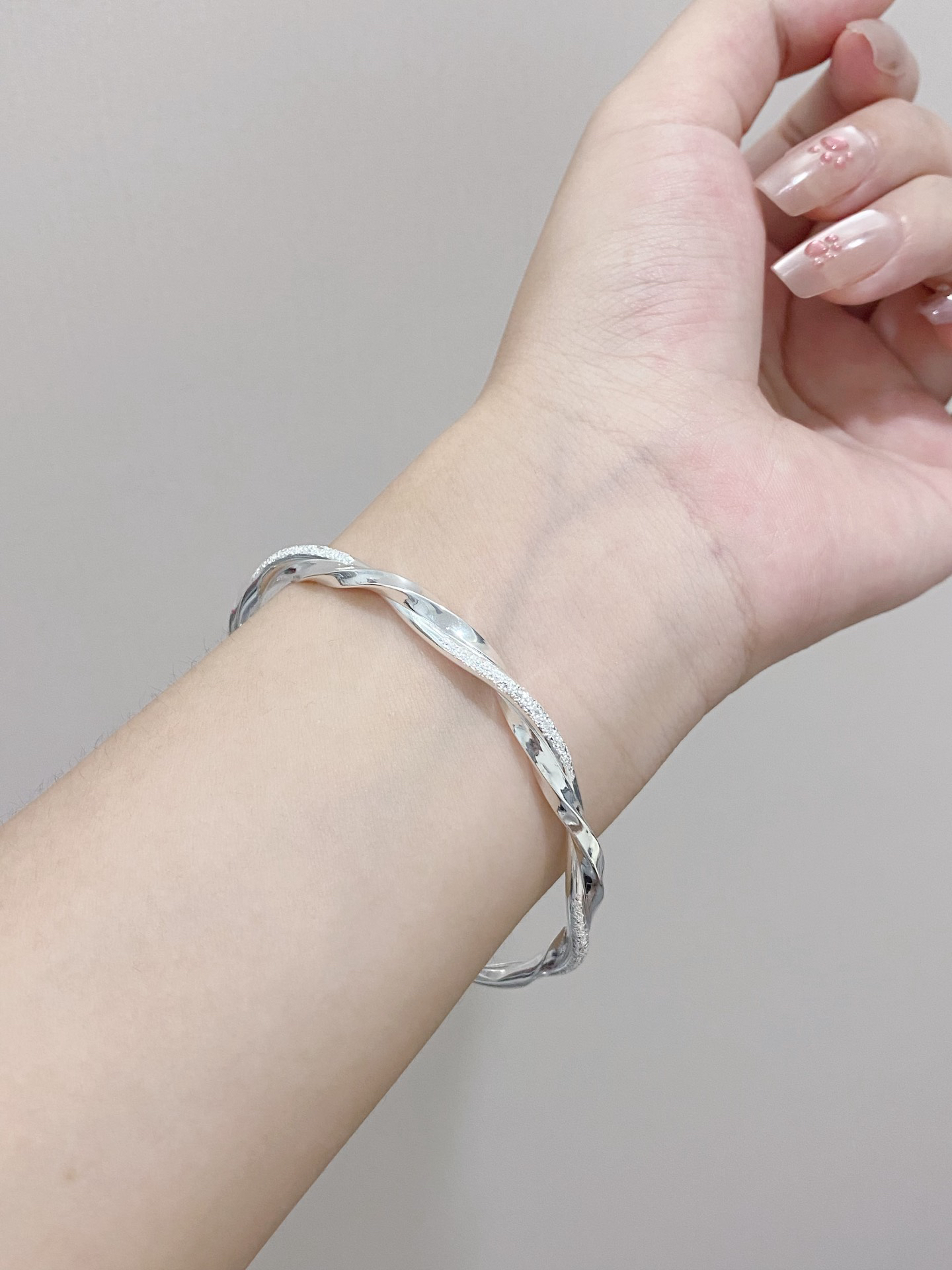 前阵子入手了一个小熊的足银手镯,真的越看越好看!