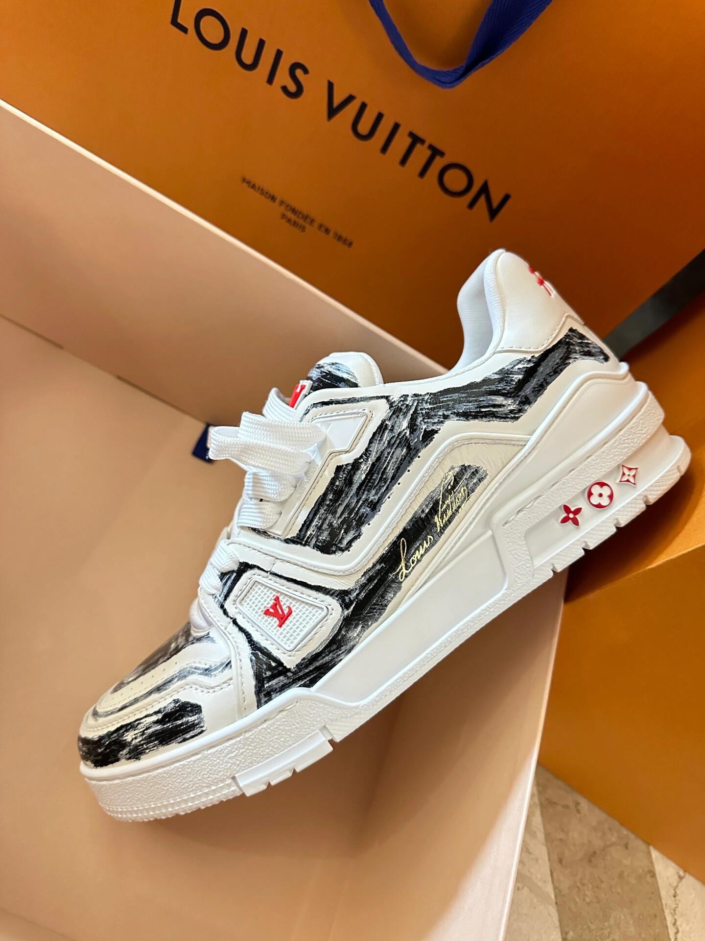 lv trainer 黑白涂鸦