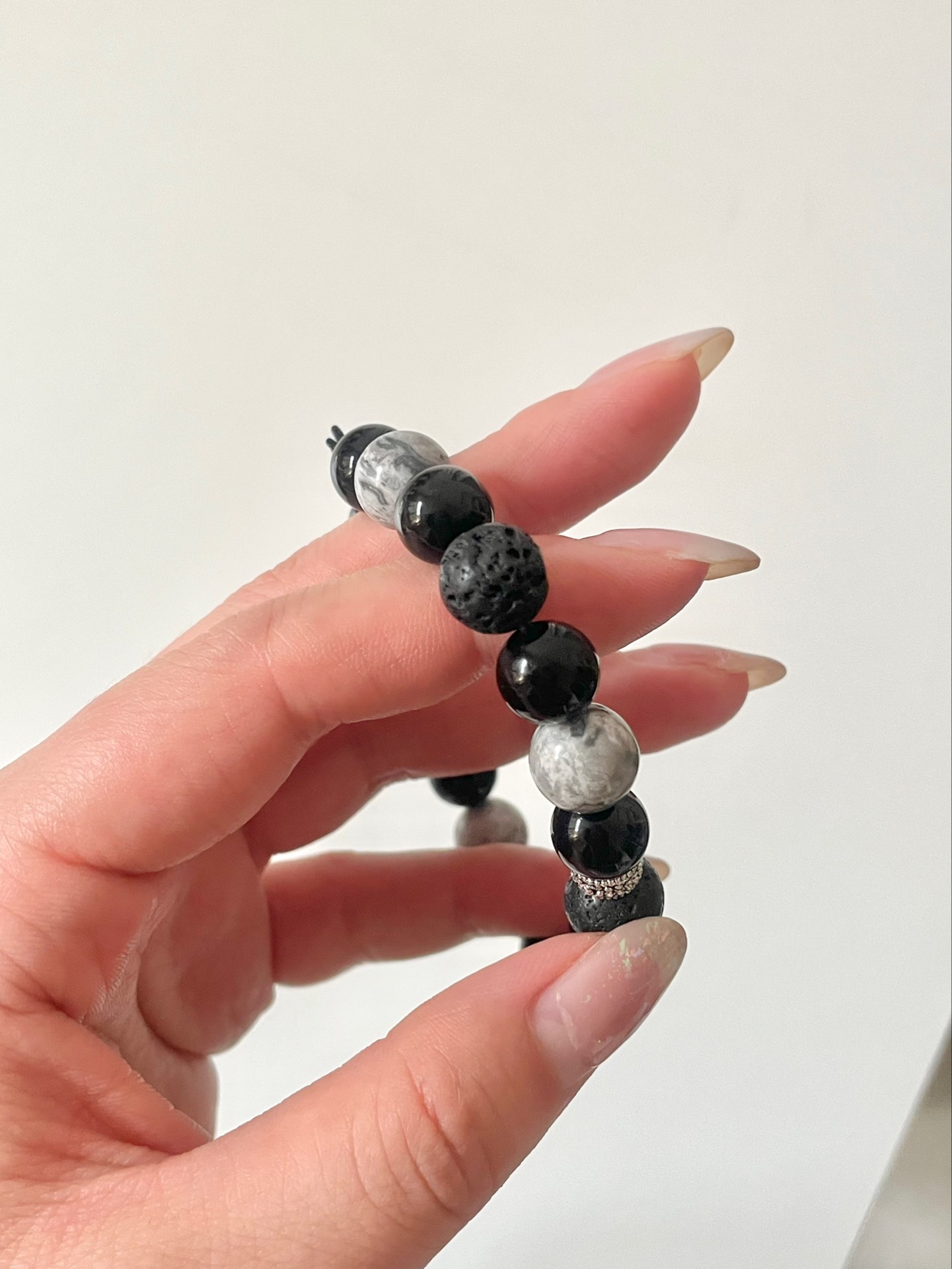 这个火山石手串好有质感 每颗珠子的纹路都很清晰 黑玛瑙和火山石的