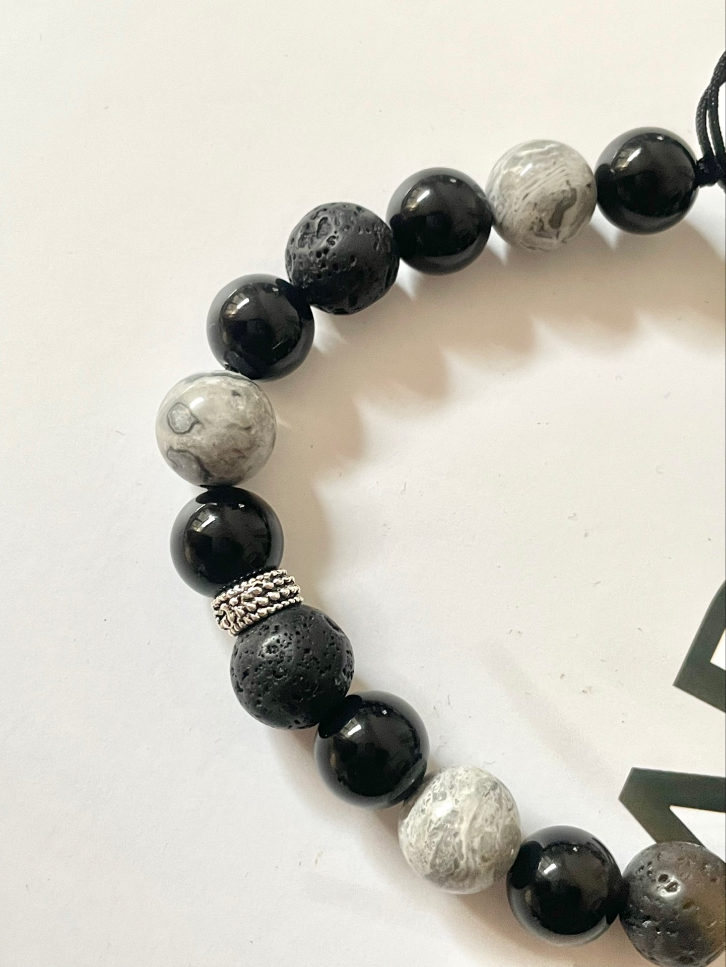 这个火山石手串好有质感 每颗珠子的纹路都很清晰 黑玛瑙和火山石的