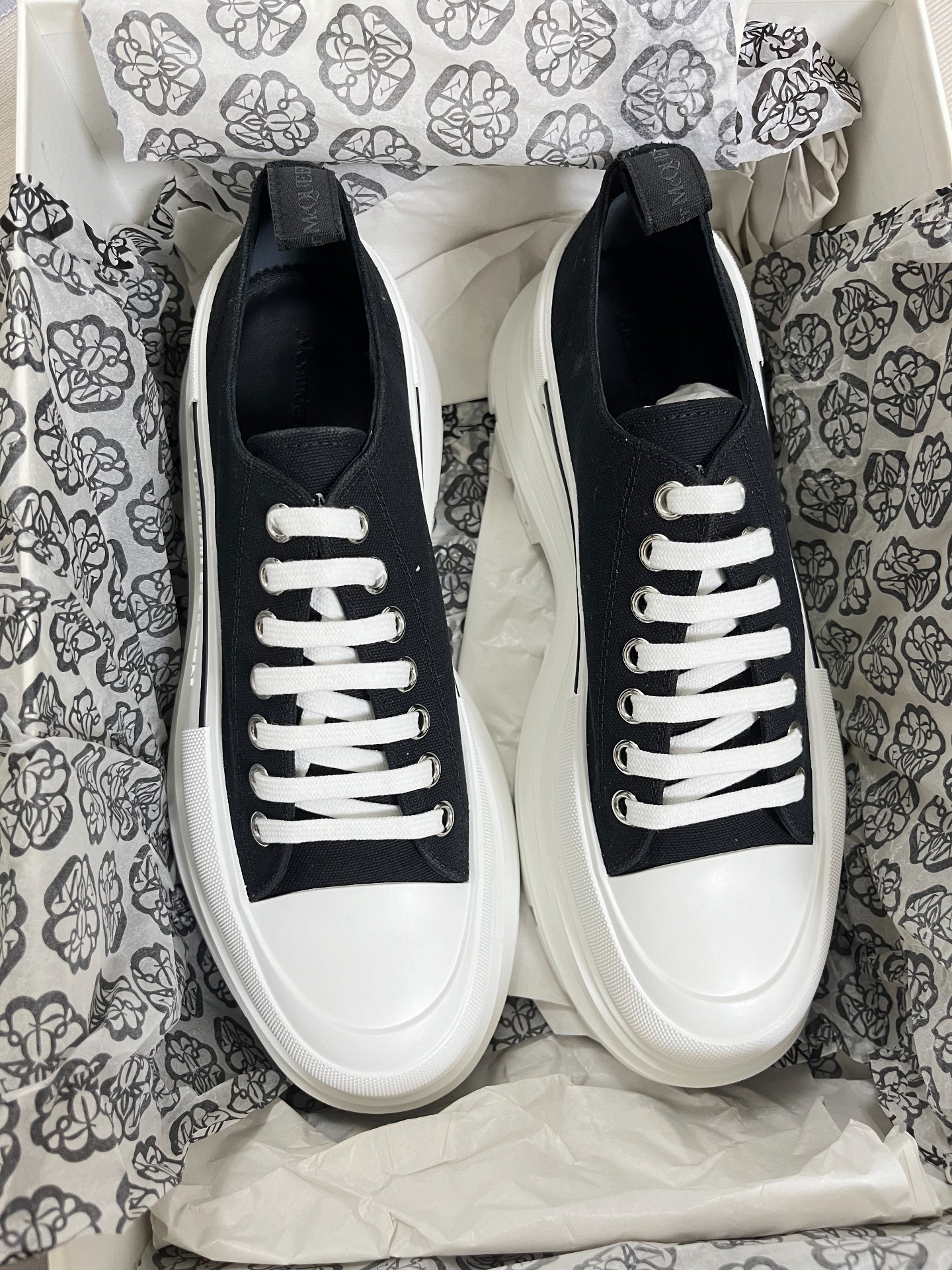 麦昆经典帆布鞋黑白配色😍