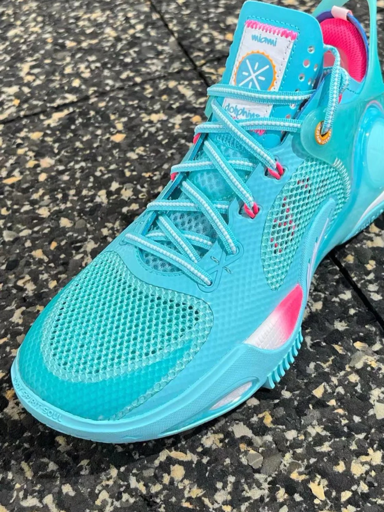 天气回暖了,给大家推荐一双透气宽脚实战球鞋!