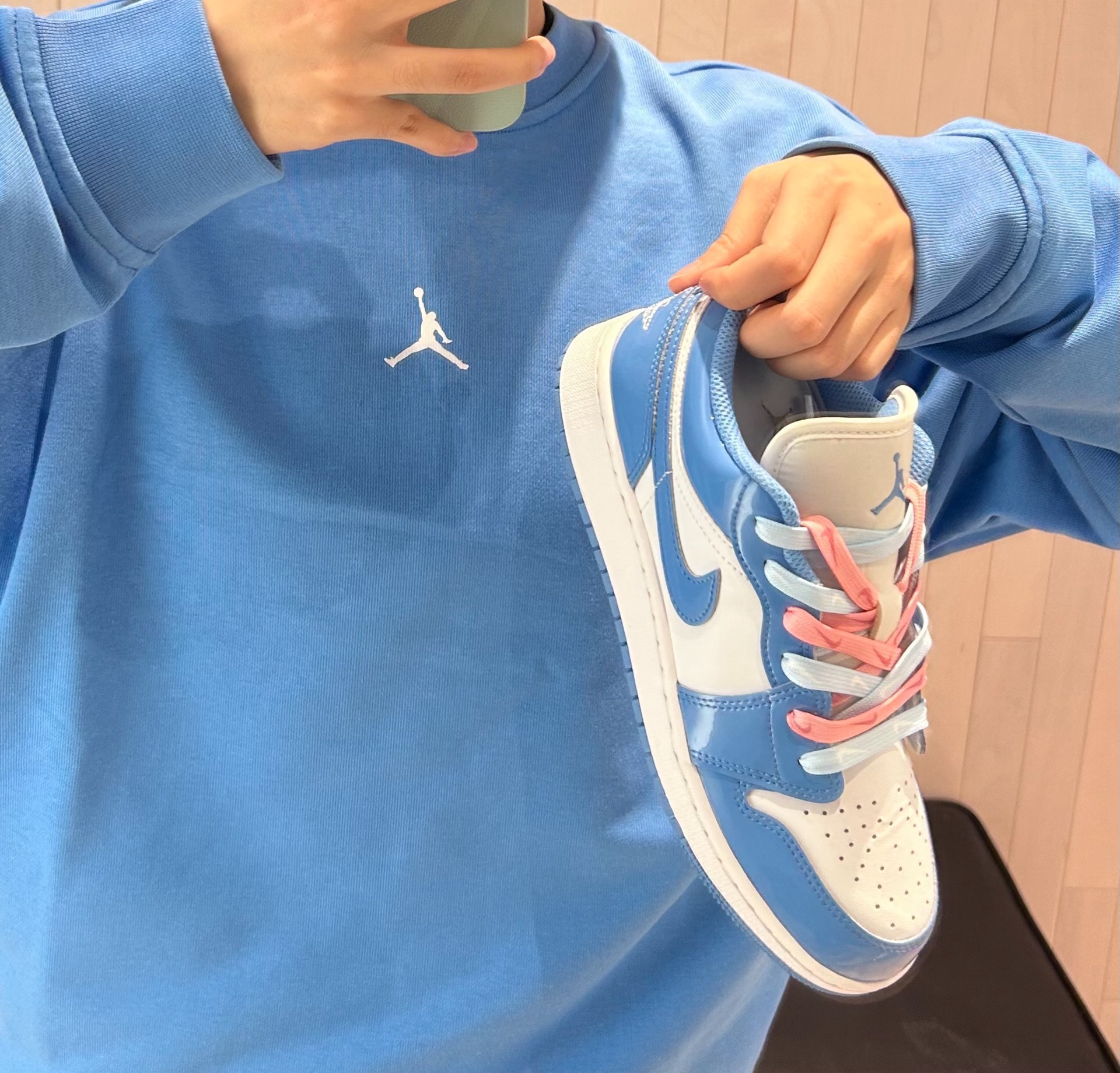 新推出的 unc漆皮的aj1low
实在是太正了,男女码都有
#好物分享蓝色aj