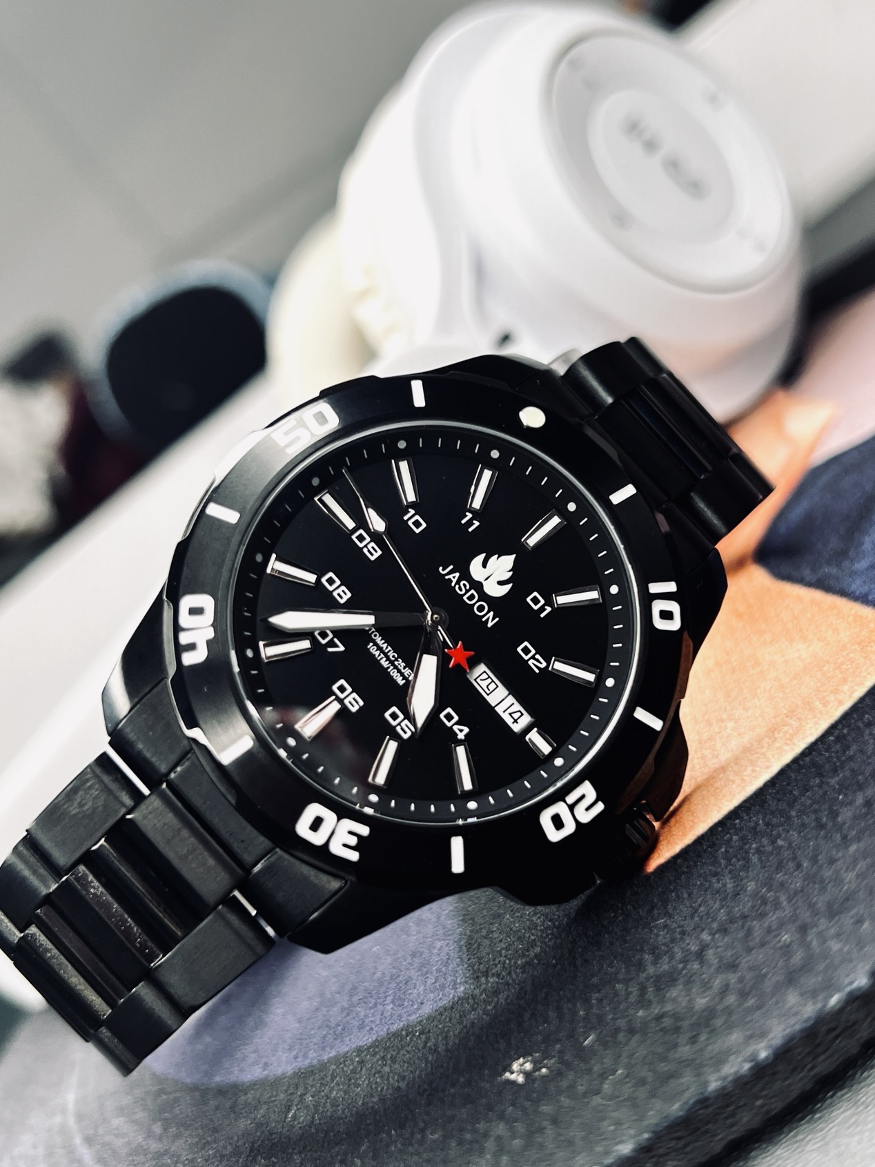 手表将完美诠释风格
 
大气盘面搭配质感横条纹,型走职场
黑色腕表