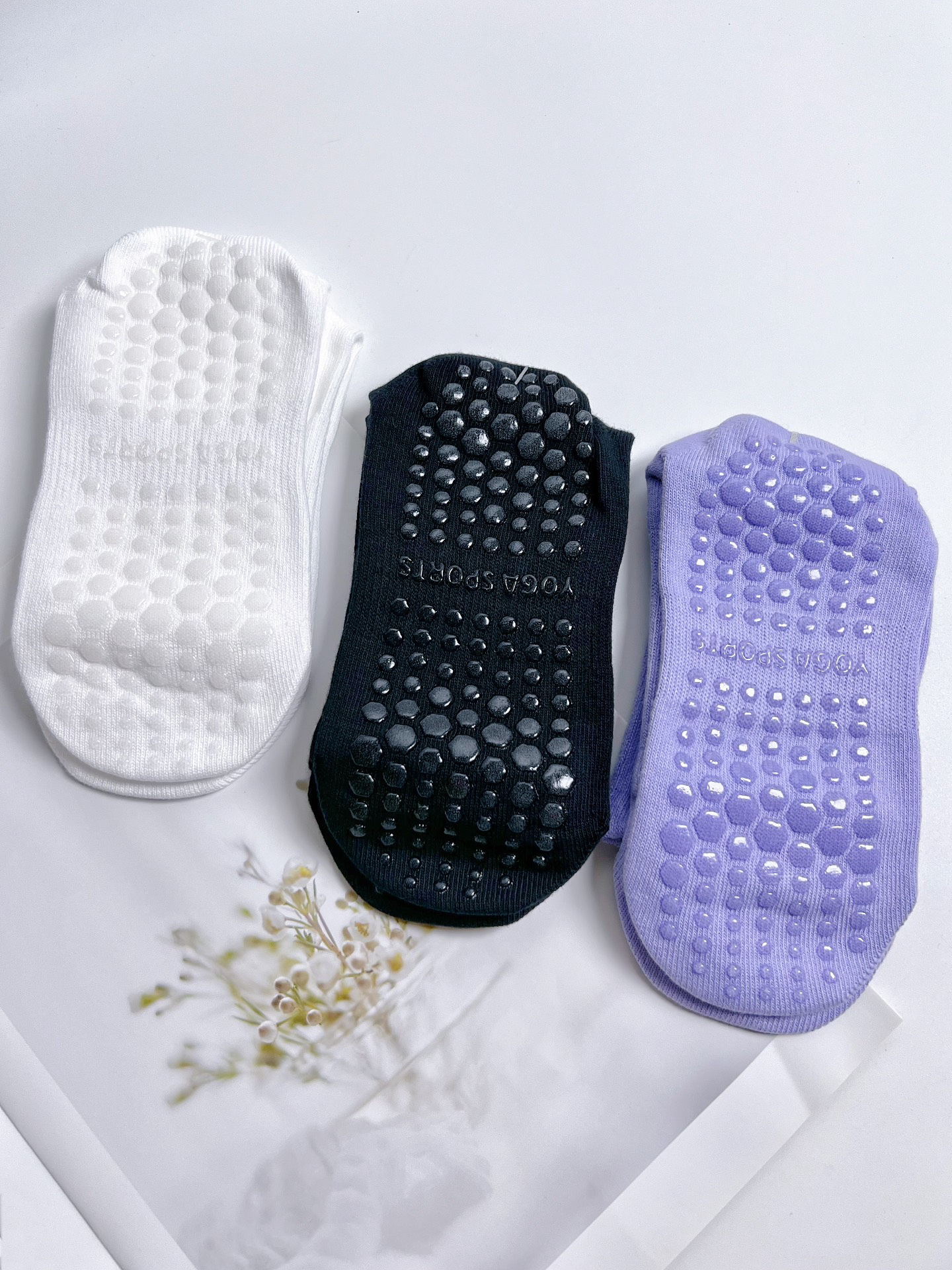 不得不说,质感比一般的袜子来说更加厚实
瑜伽袜的底部有点硅胶可以