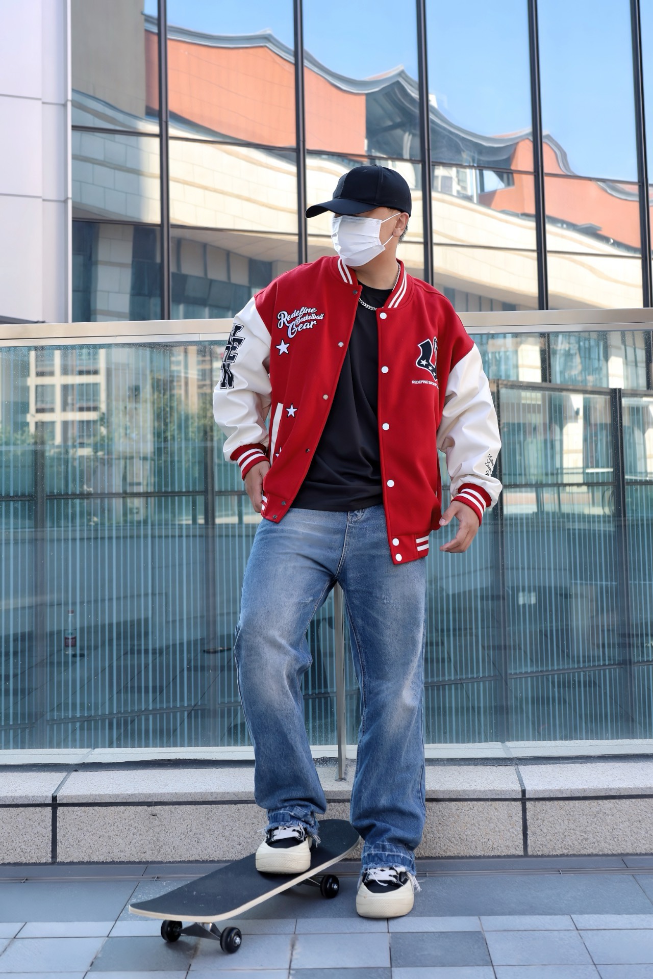 这个季节与外套的适配度不要太高
上身一件红白拼色棒球服
字母印花