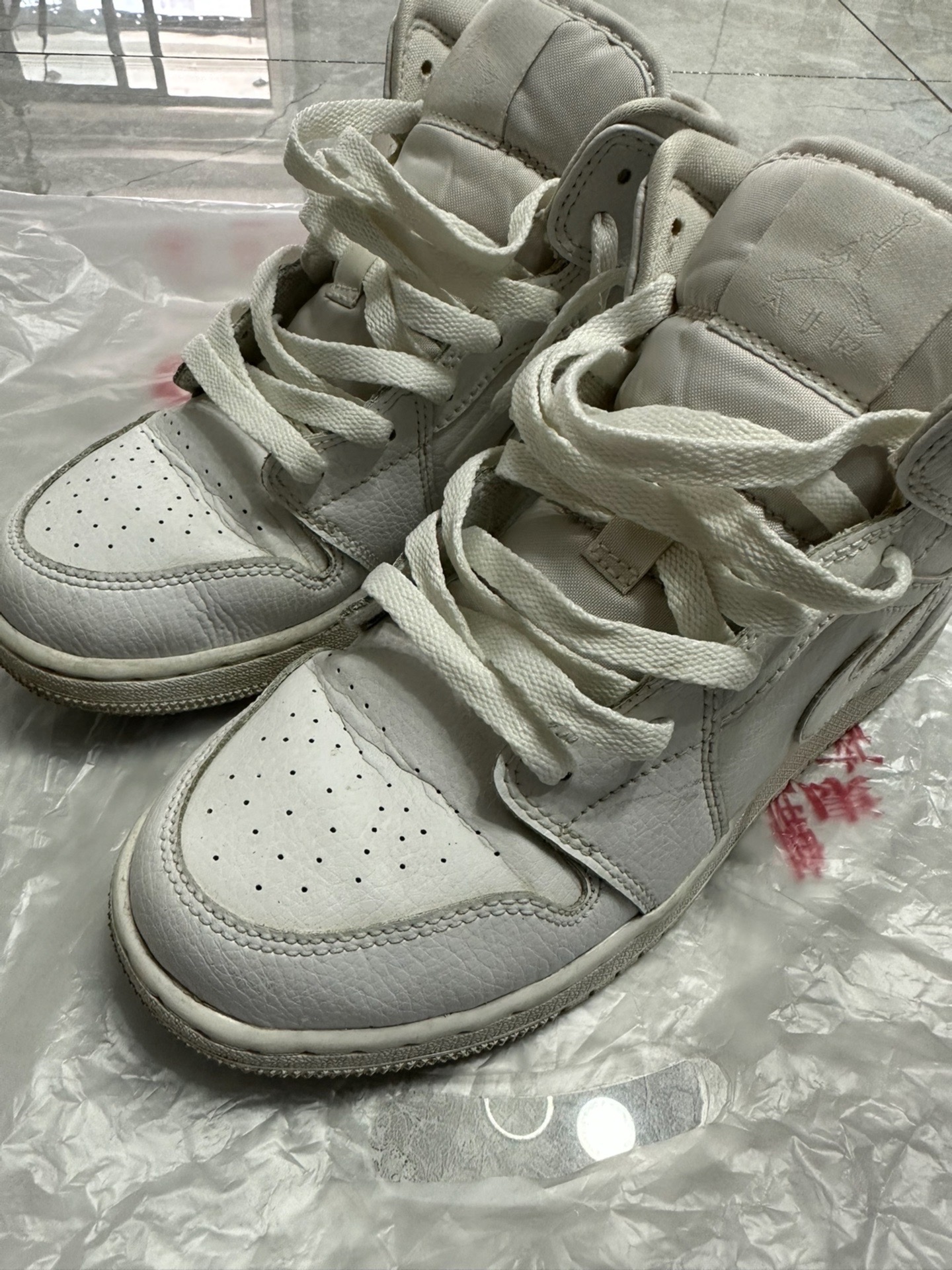 这是领导的纯白aj1,20年初入的纯白,就是鞋帮容易发黄这是白色鞋帮