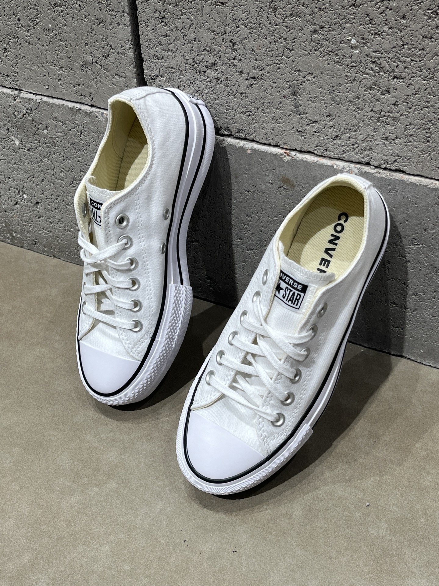 帆布鞋 女款 纯白

这次带了了一双纯白,干净清爽的匡威纯白帆布鞋