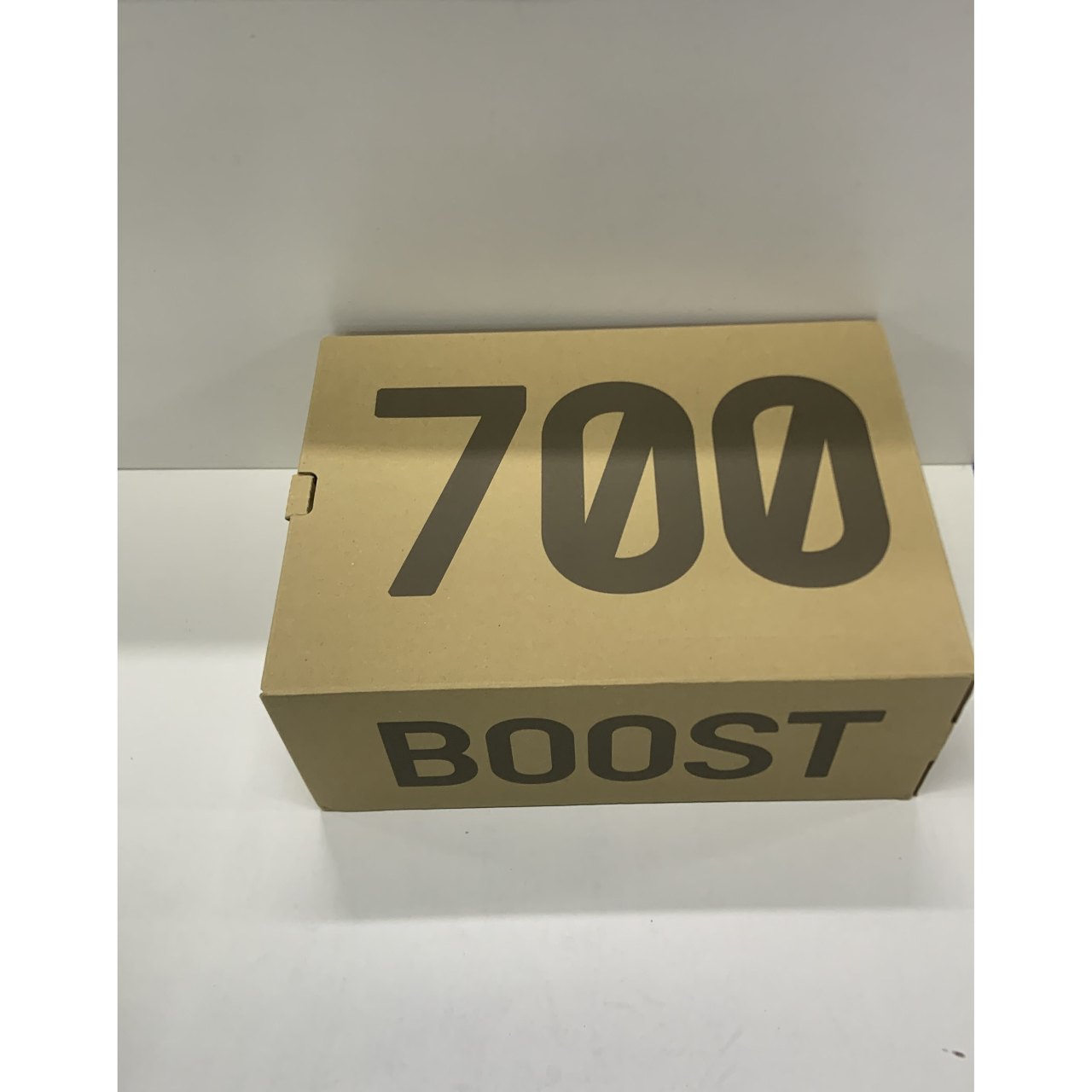 新鞋从未上脚,因被鉴定原装鞋盒有轻度污渍,被买家取消!