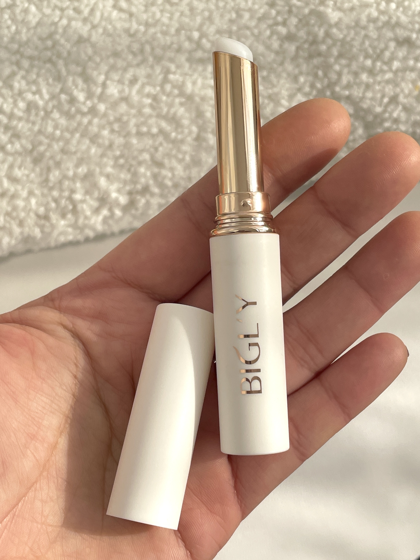 每晚涂润唇膏(每天晚上涂润唇膏睡觉会有依赖性吗)
