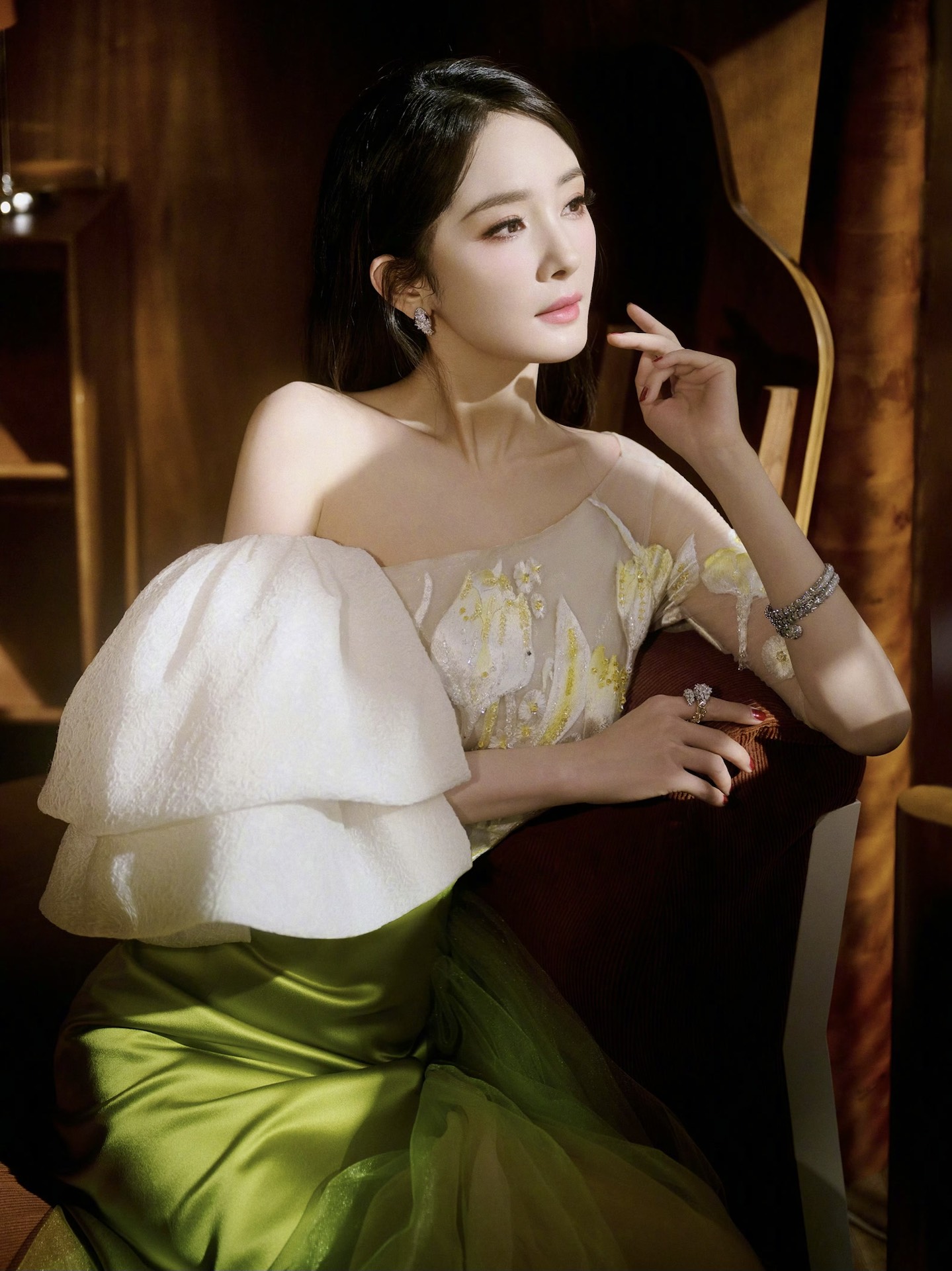 杨幂|优雅抹胸开叉薄纱礼服造型