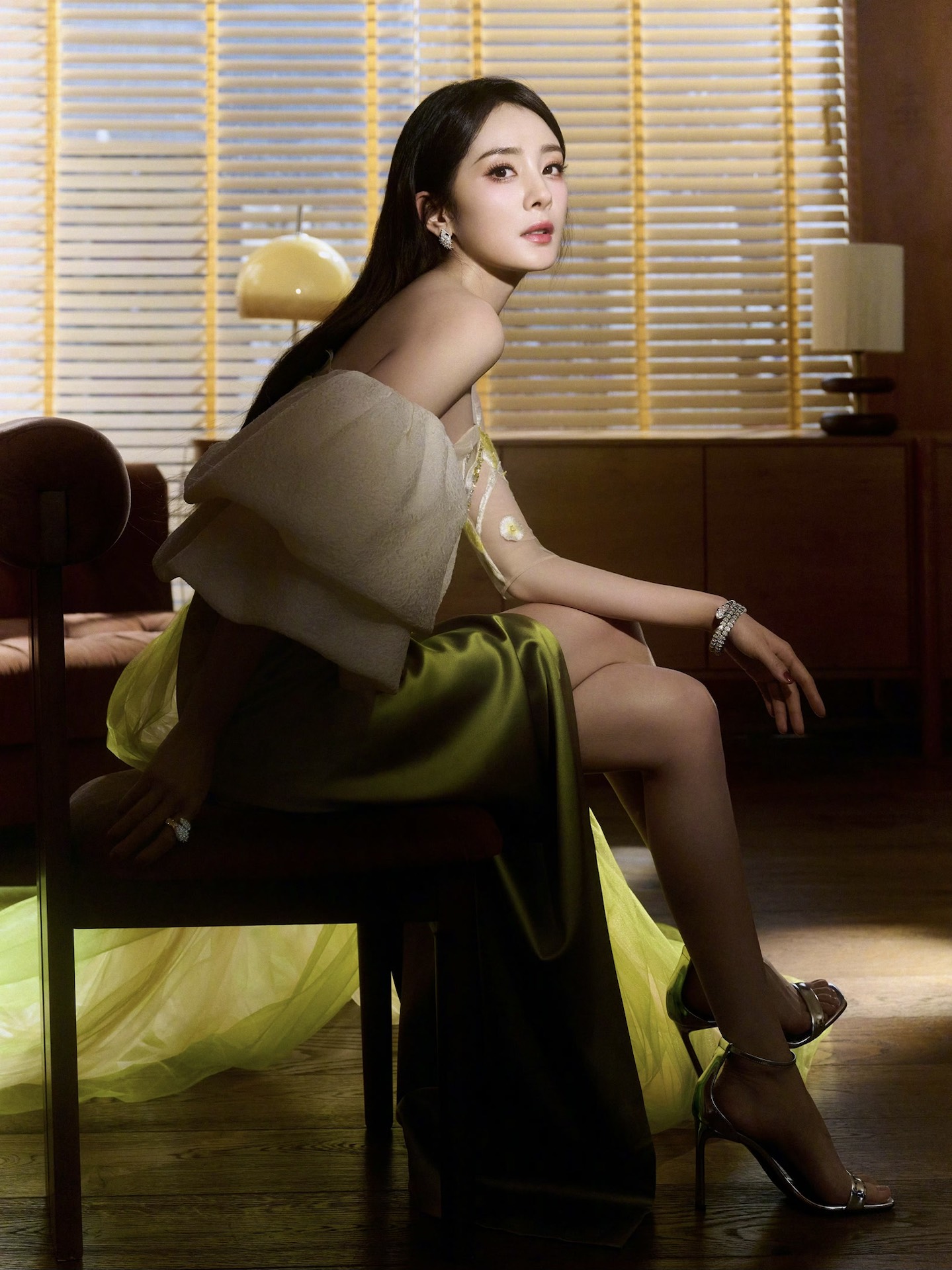 杨幂|优雅抹胸开叉薄纱礼服造型