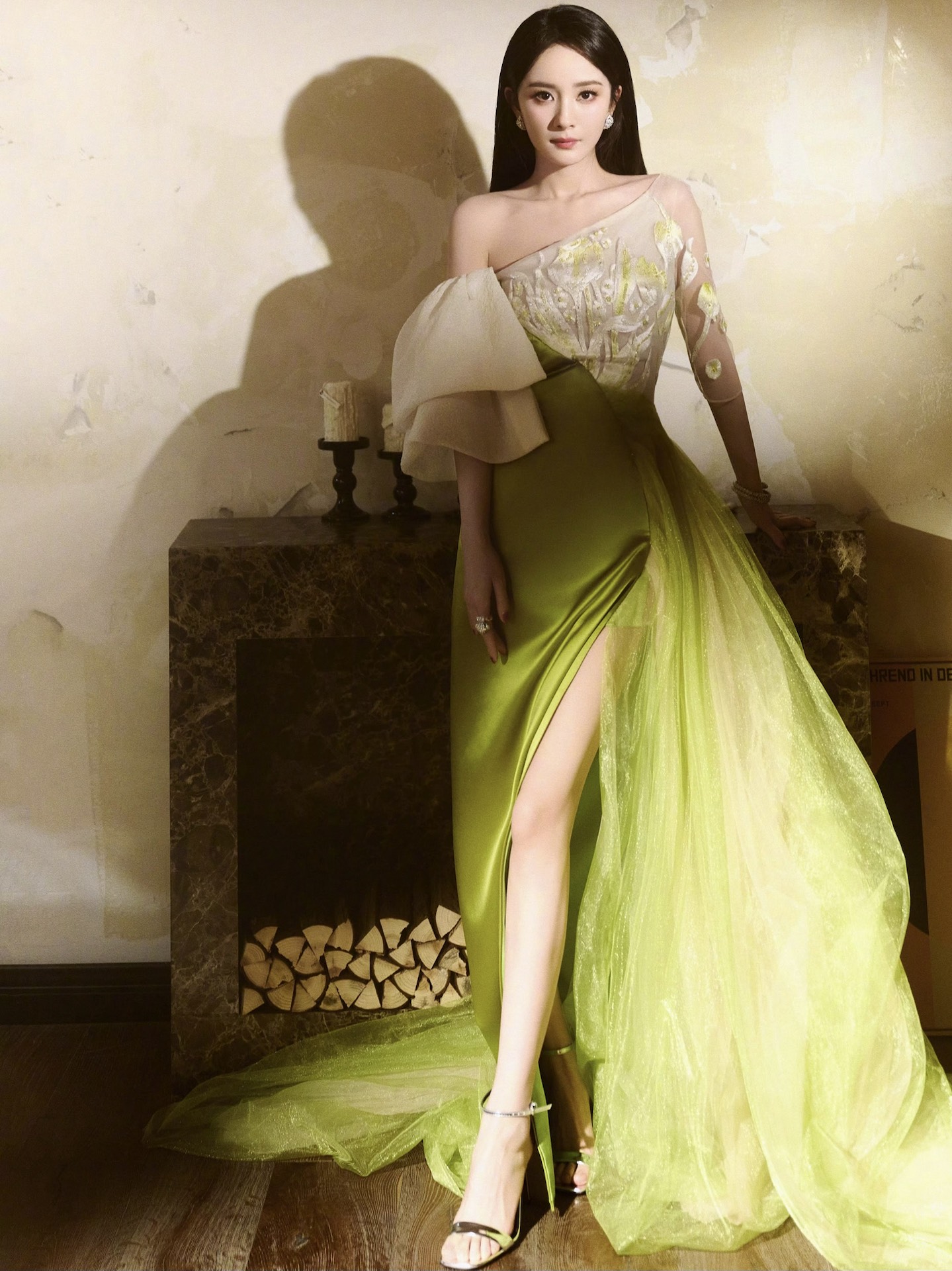 杨幂|优雅抹胸开叉薄纱礼服造型