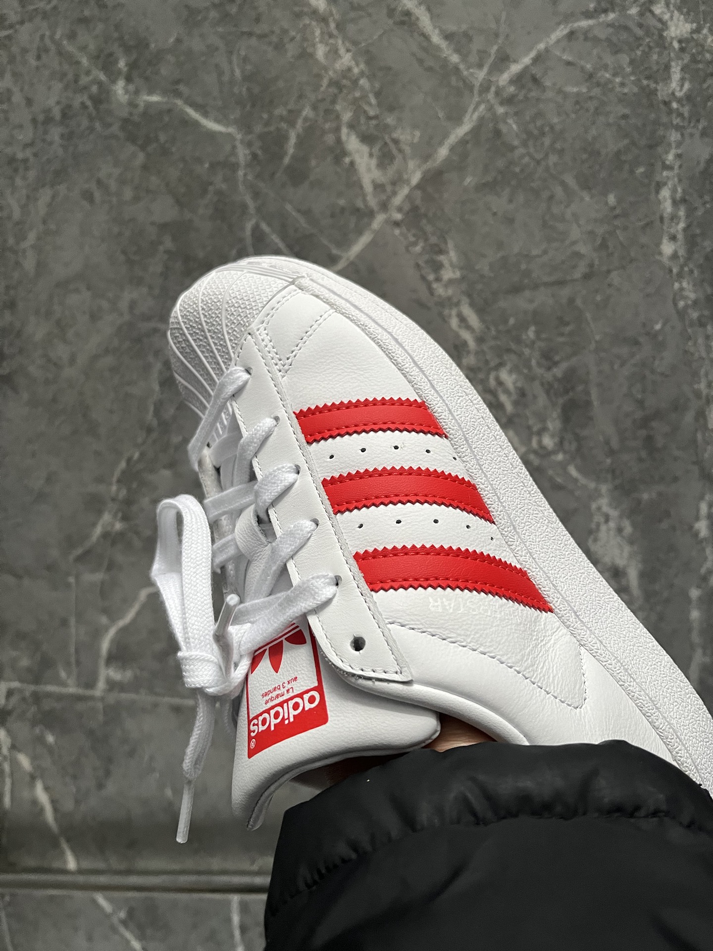 阿迪经典红白贝壳头板鞋