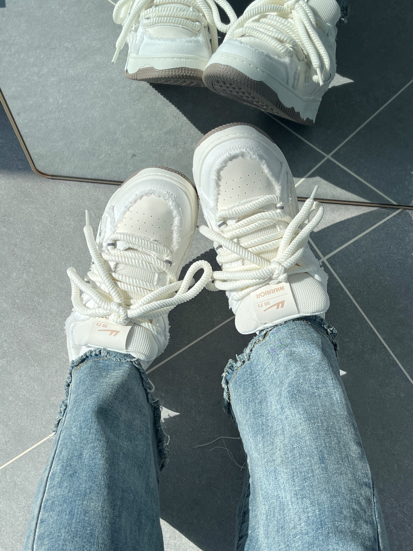 都很温柔 鞋侧边割破风细节看起来不会单调 上脚有种踩面包感的软[吃