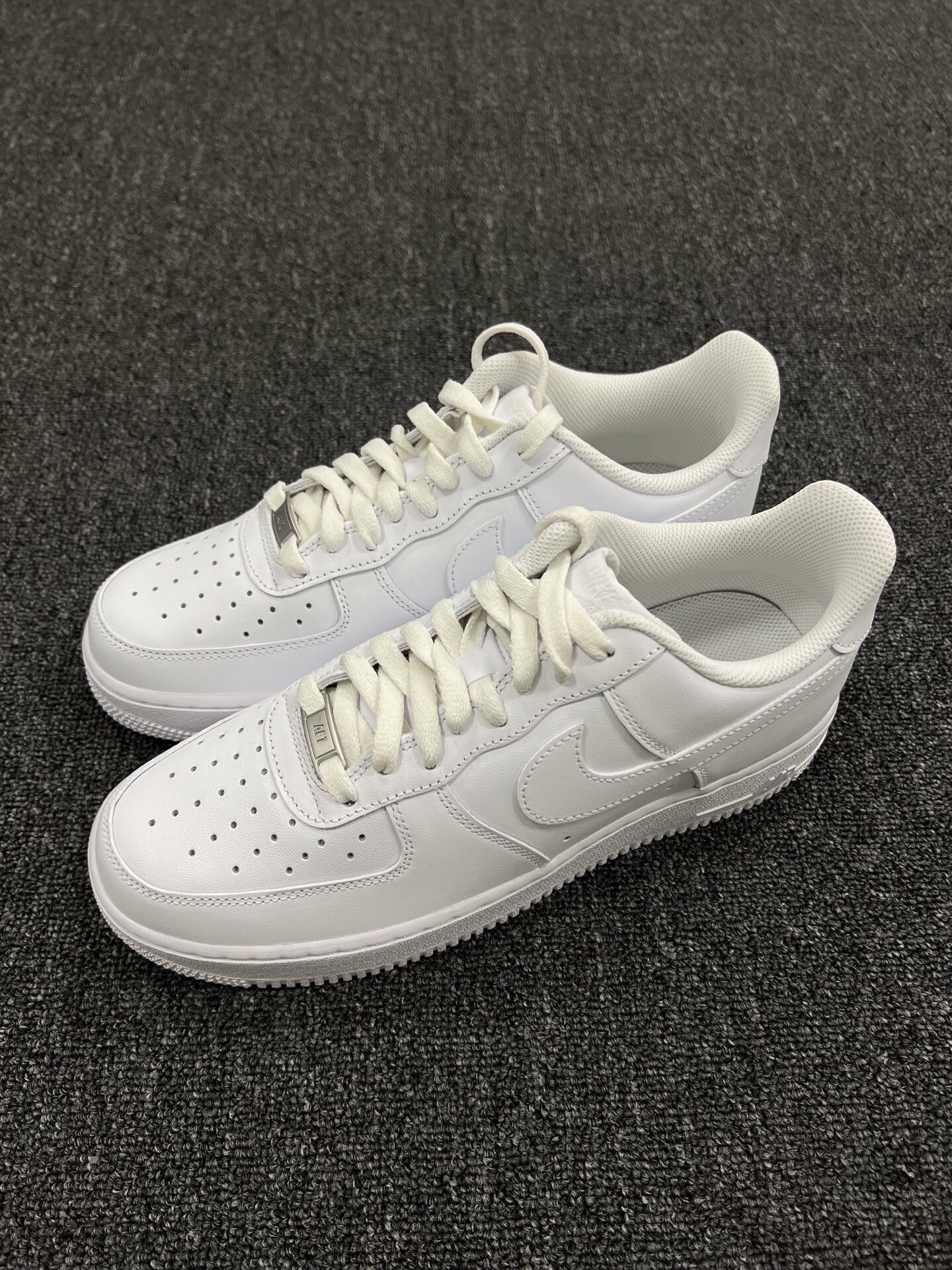 送男朋友的的第一双 nike 情侣纯白板鞋