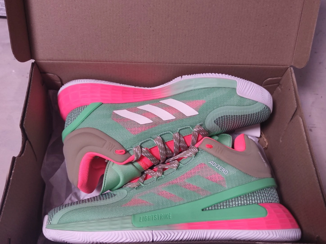 罗斯11是最后的正代签名鞋
南海岸的配色 粉绿的搭配还不错
鞋子有着