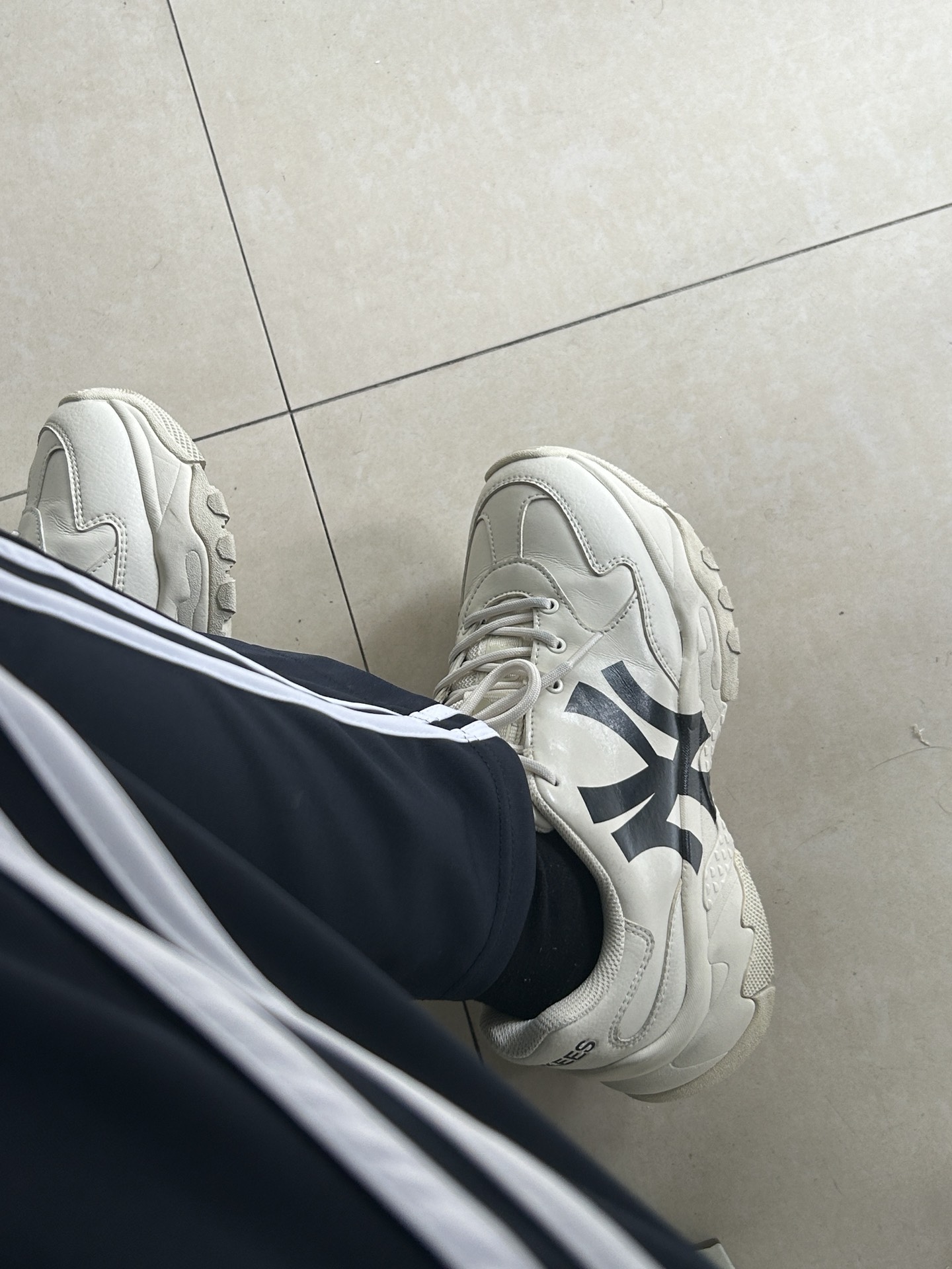 百搭校服的小白鞋